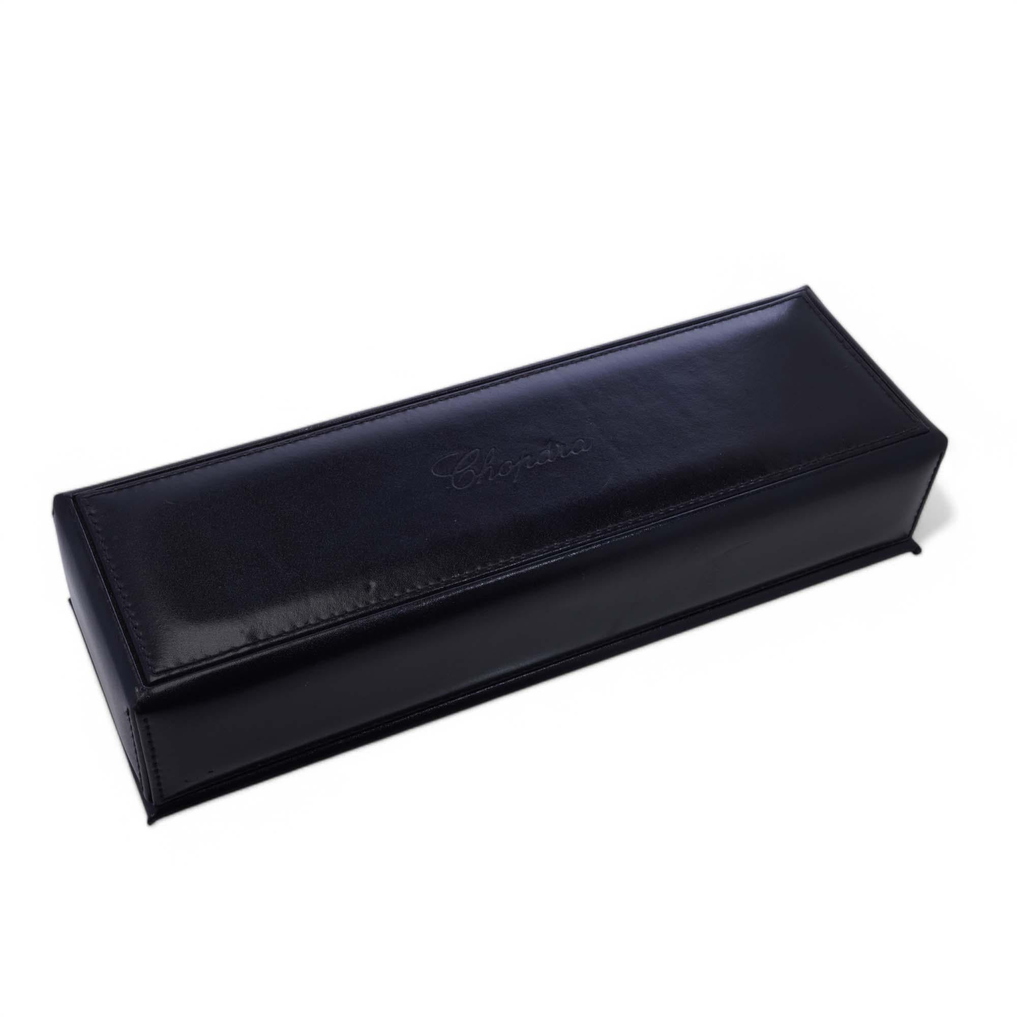 Chopard Halskette Box

Zeitraum: Mitte bis Ende des 20. Jahrhunderts
MATERIAL: Außen schwarzes Leder, innen cremefarbener Satin
Zweck: Aufbewahrung und Präsentation von Halsketten oder Armbändern
Abmessungen: 26,7 x 8,8 x 5,4 cm
Zustand: Gut;