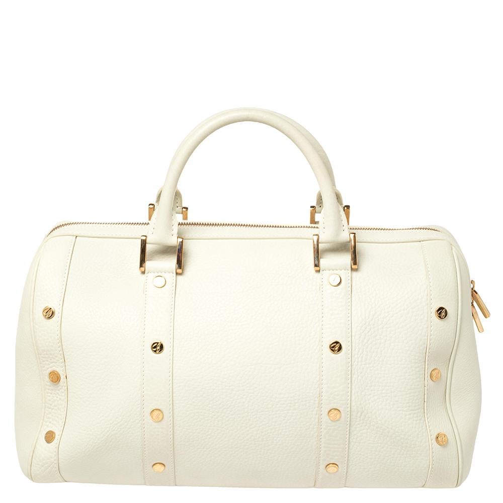 A truly elegant piece to add to your collection, this Boston Bag by Chopard comes crafted from off-white pebbled leather and styled with a rose gold-tone logo plaque on the front and logo studs all over. It features a top zip closure, dual handles,