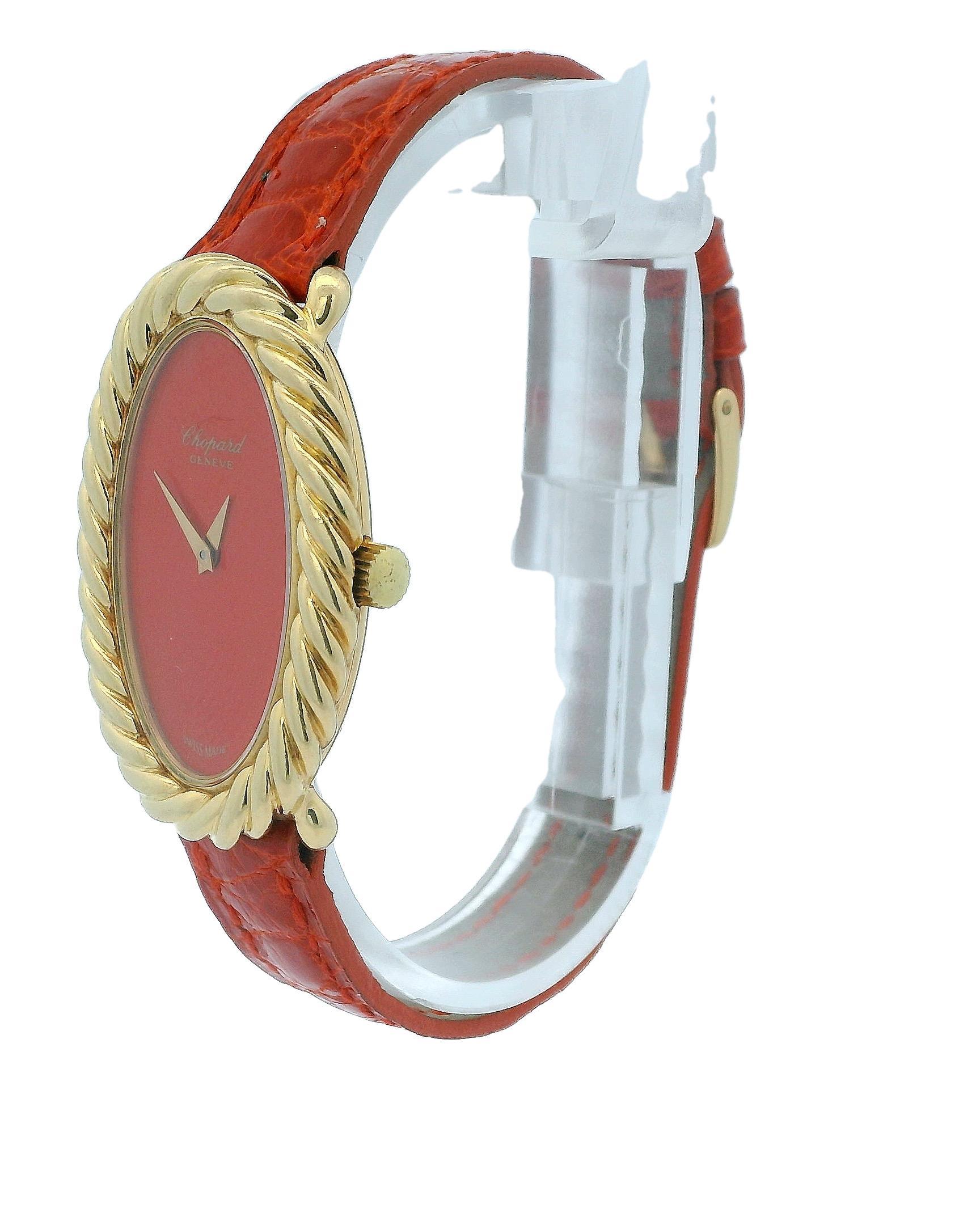 Un lussuoso ed elegante orologio Chopard del 1980.

Questo orologio presenta un quadrante ovale con un sorprendente quadrante arancione, completato da una lunetta scanalata in oro massiccio.

La cassa è realizzata in oro 18 carati e trasmette