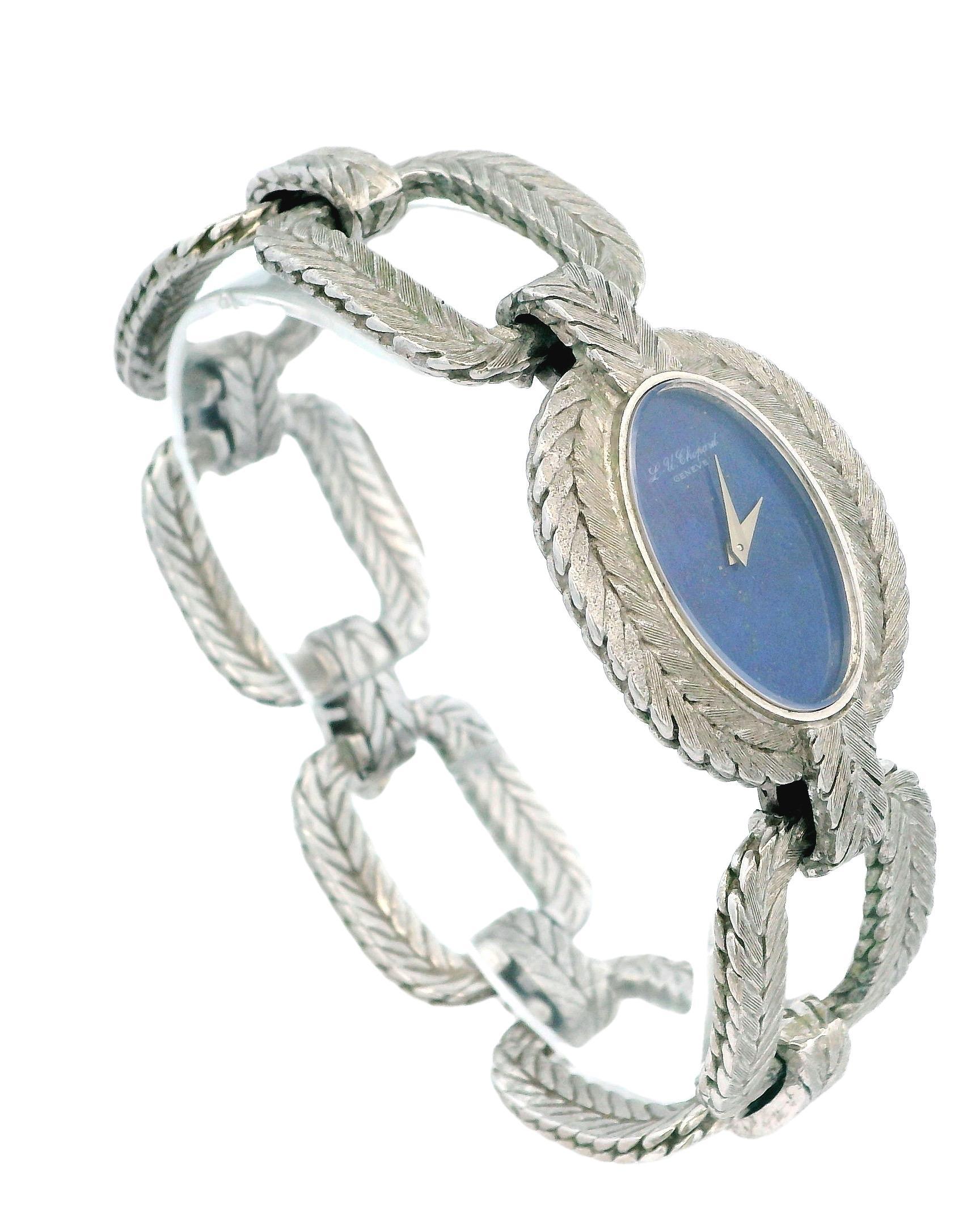 Zeitlose Eleganz mit dieser Chopard Uhr aus 18 Karat Gold. Die ovale Form und das manuelle Uhrwerk verleihen ihr eine klassische Note, während das tiefblaue Lapislazuli-Zifferblatt einen auffälligen Kontrast bildet.

Die geriffelte Lünette und der