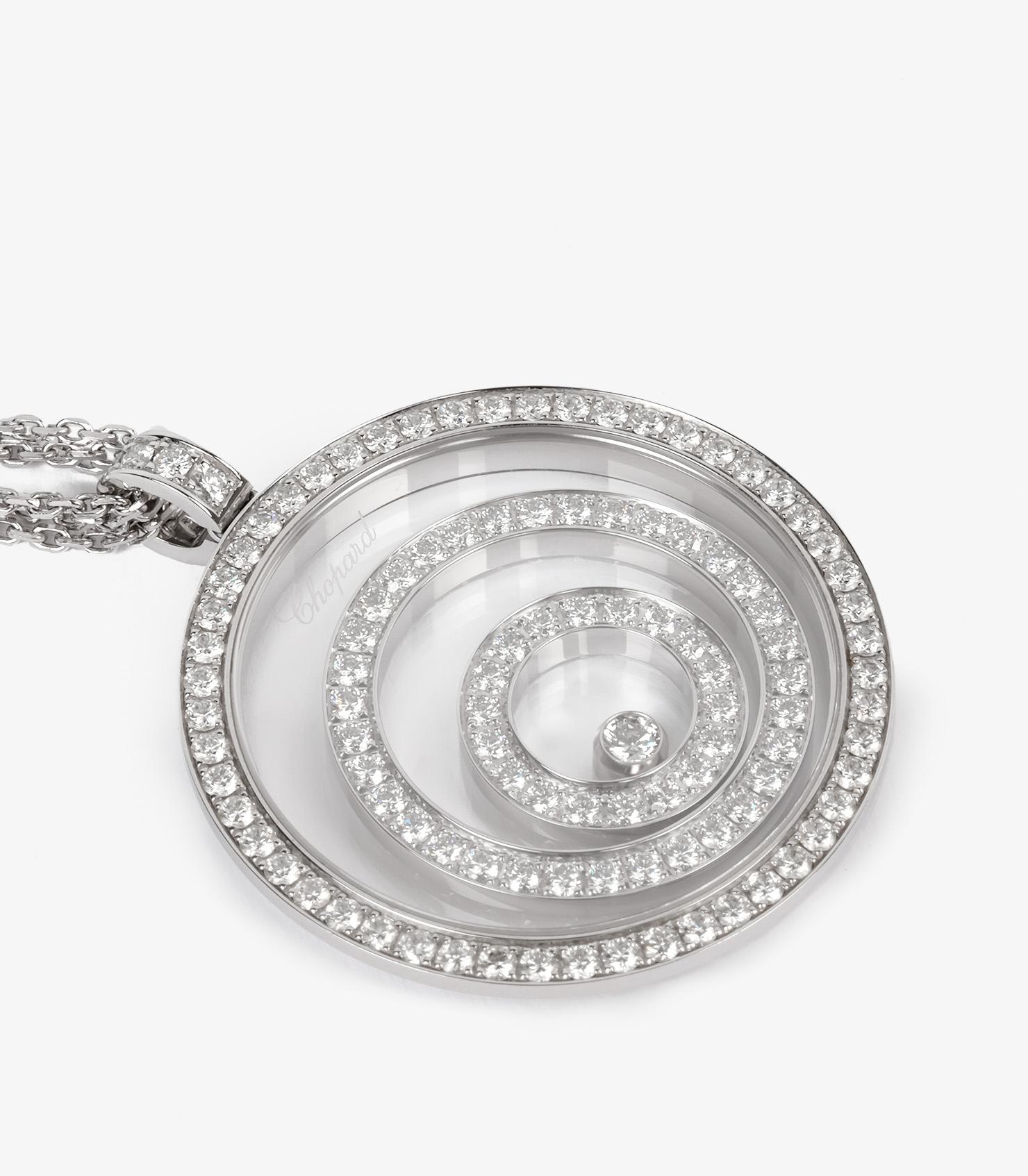 Ciondolo Chopard con pavé di diamanti in oro bianco 18 ct. 

Dettagli del prodotto
Xupes Ref: COMJ831
Marchio: Chopard
Model: Ciondolo Happy Spirit
Tipo: Ciondolo
Numero di serie: non definito
Età: 2011
RRP: 0
Accompagnato da: Scatola Chopard,