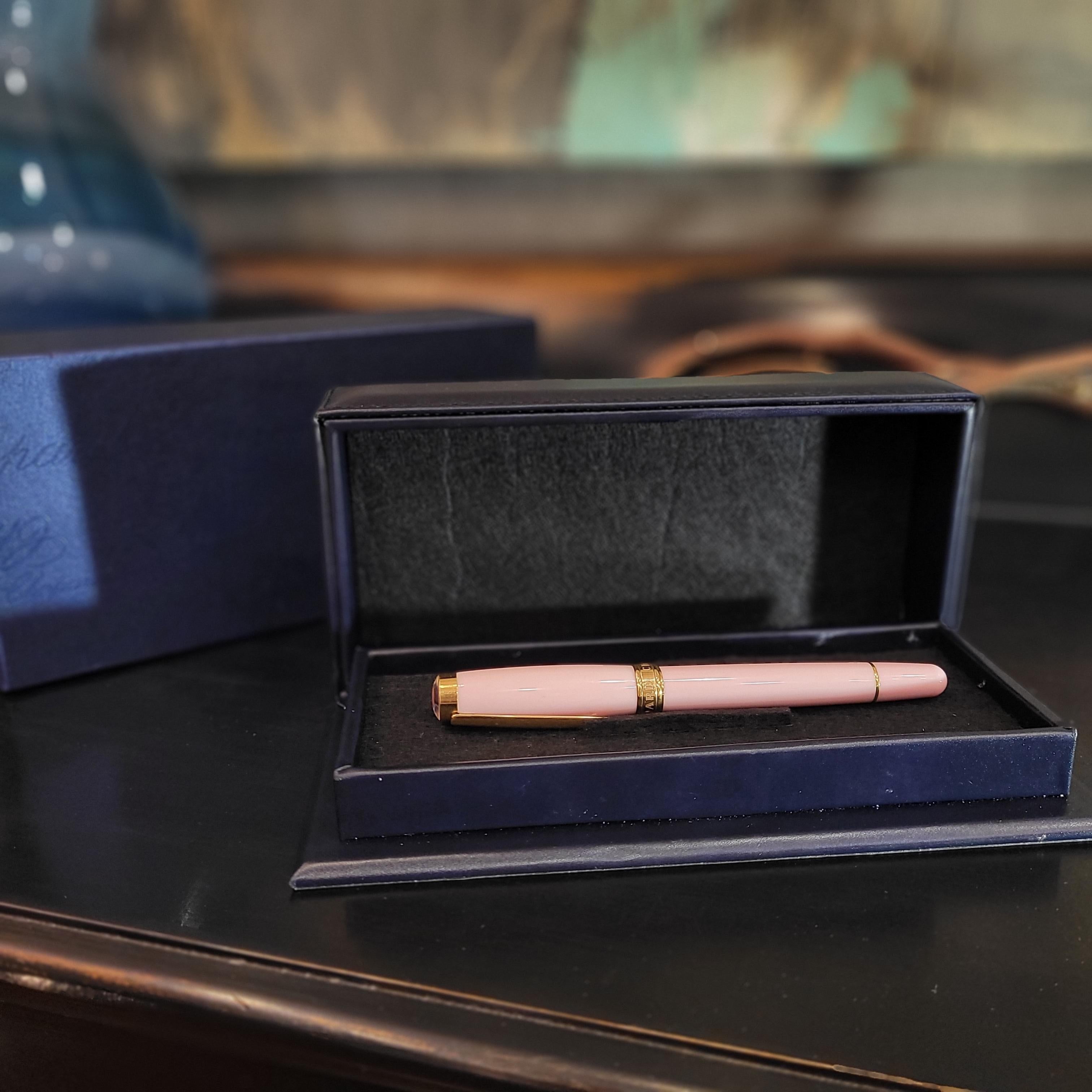 Svizzero Chopard Pink Diamants “Happy fish” ballpoint pen pink resin, gold plated in vendita