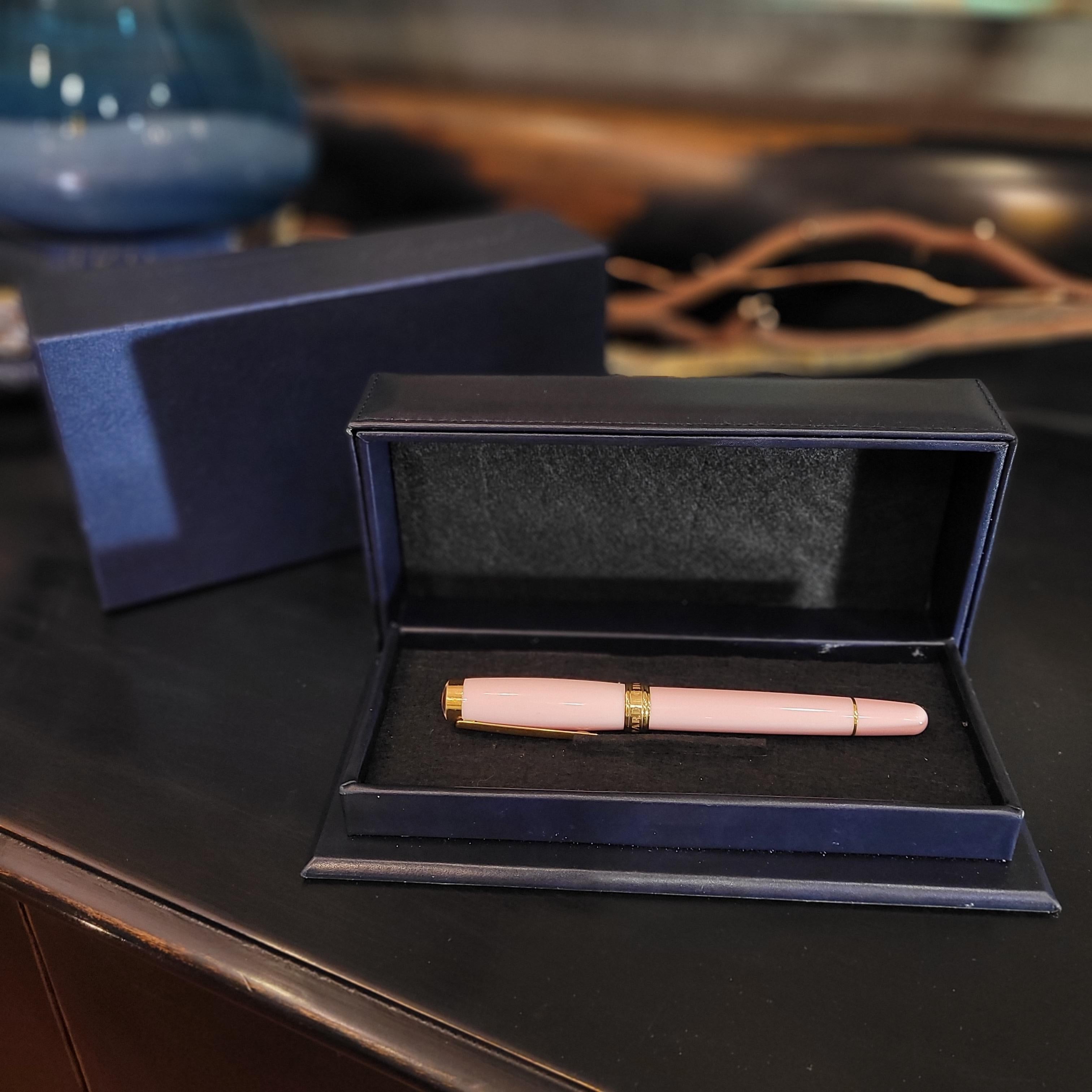 Fatto a mano Chopard Pink Diamants “Happy fish” ballpoint pen pink resin, gold plated in vendita