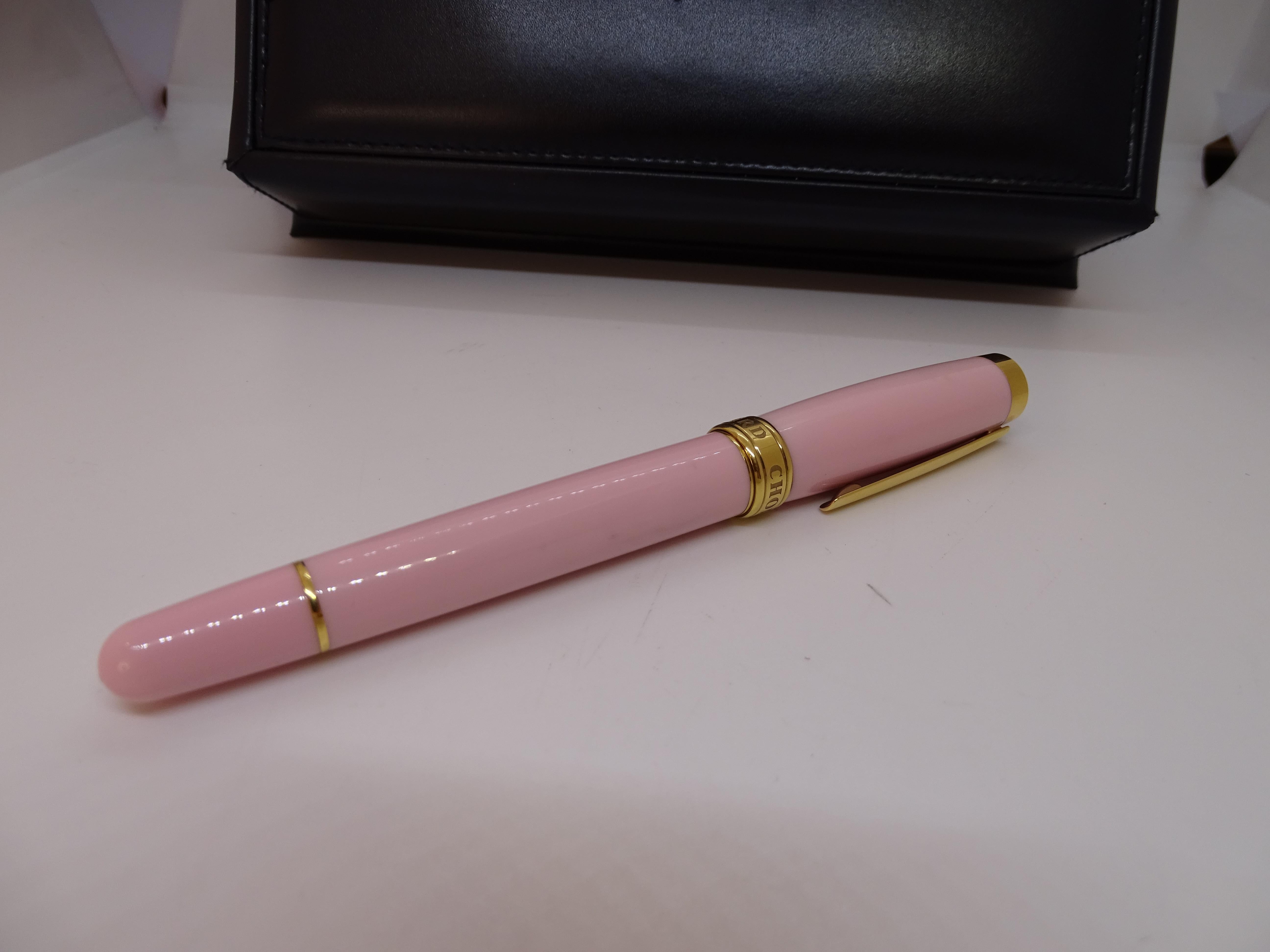 XXI secolo e contemporaneo Chopard Pink Diamants “Happy fish” ballpoint pen pink resin, gold plated in vendita