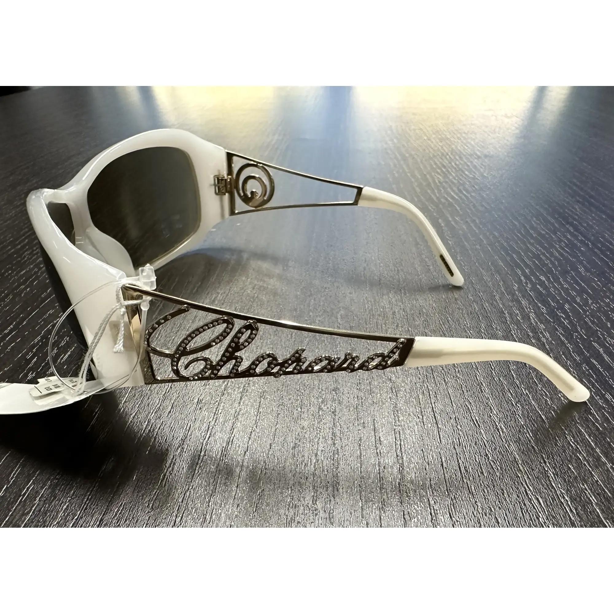 Street fashion and luxury Women's Chopard Sunglasses SCH 029S 9EN CH 294314. It features a rectangular shield style white color plastic frame with gold color arms adorned with the Chopard logo studded with zircon crystals for unmistakable sparkle
