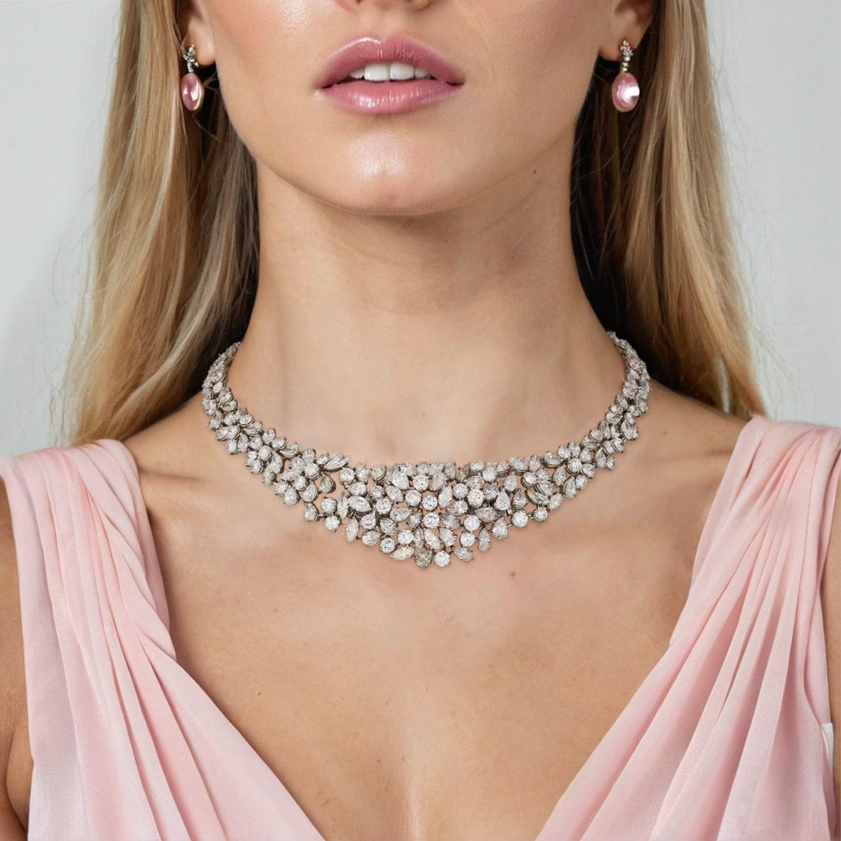 Entra sotto i riflettori con la collana di diamanti Chopard Red Carpet Collection, un capolavoro di eleganza e stravaganza. Realizzata a mano in oro bianco 18 carati, questa collana da urlo presenta una composizione mozzafiato di 1.000 diamanti