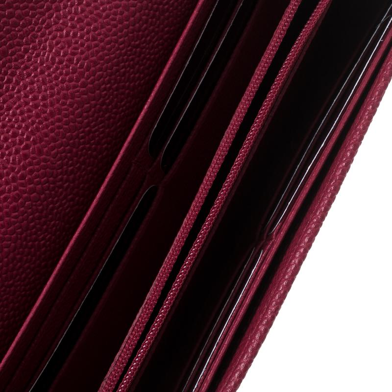 This wallet from Chopard is one creation a fashionista like you must own. It has been wonderfully crafted from leather and it flaunts a classy red shade. It also comes equipped with a plaque-adorned flap that opens to reveal an interior divided by a