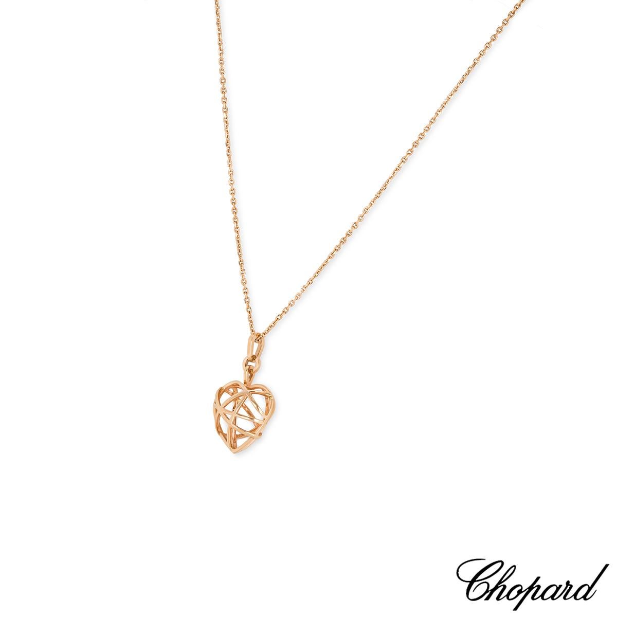 Un bellissimo ciondolo a forma di cuore in oro rosa 18k della collezione Guli di Chopard. Il ciondolo consiste in un motivo a cuore traforato che misura 1,6 cm di larghezza e 1,8 cm di lunghezza. Sospeso da una catena di 19 pollici e rifinito con