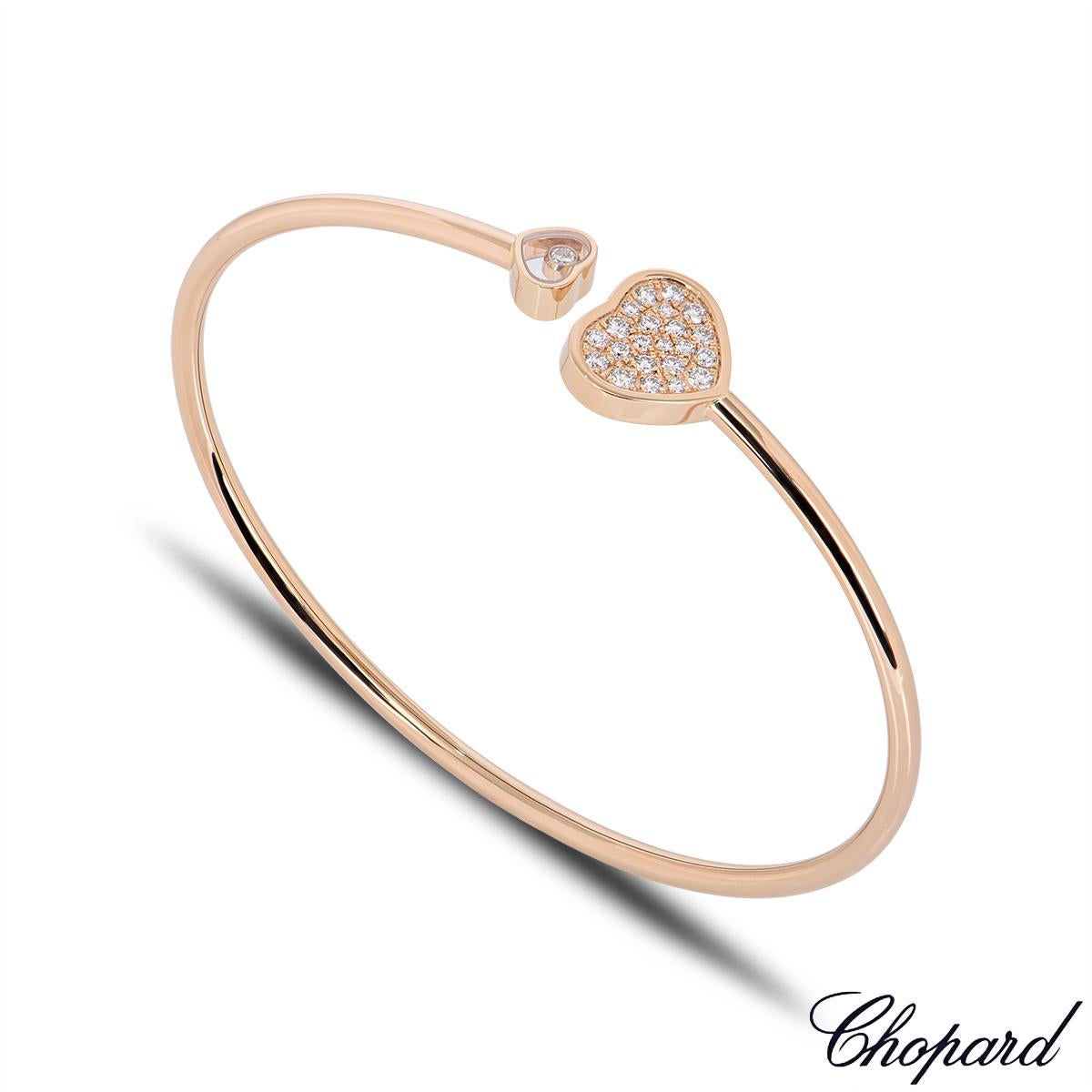 Eine schöne Chopard 18k Rose Gold Diamant Manschette Armreif 857482-5910 aus der Happy Hearts Kollektion. Der Armreif hat an beiden Enden einen herzförmigen Talisman, in dem ein runder Brillant hinter dem signierten Chopard-Glas schwebt. Der andere