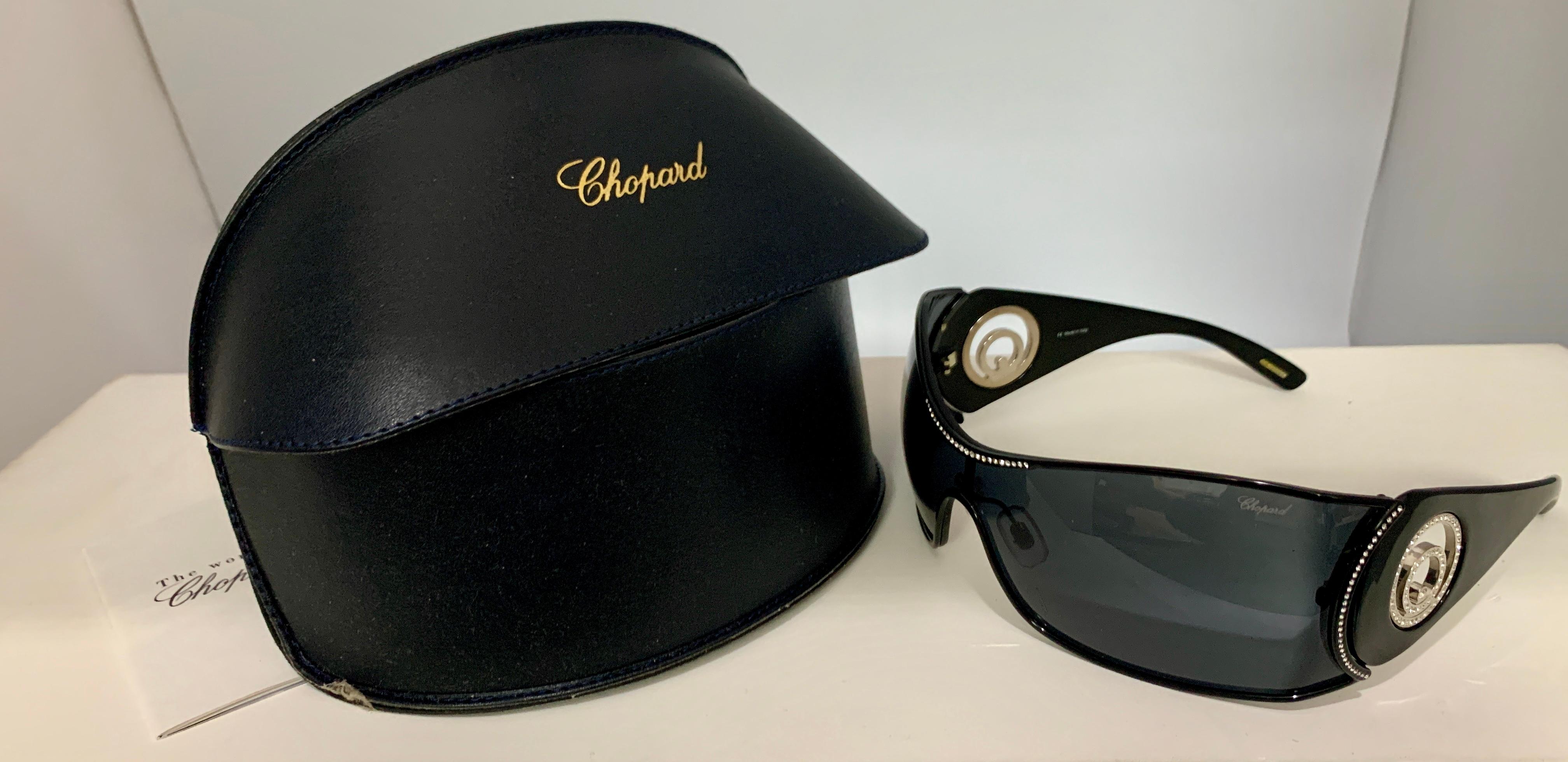 Chopard SCH 638S 0530 Black Women Sunglasses, Oversized, Made in Italy
The familiar Happy Diamonds motif adorns the temple of these exquisite sunglasses. Studded with zircon crystals for unmistakable sparkle, this glittering display is paired with