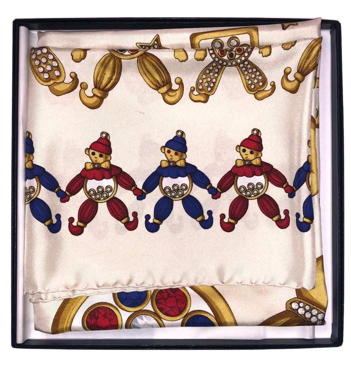 Beige Chopard - Écharpe en soie 90 cm avec bouffons rouges, bleus et dorés en vente