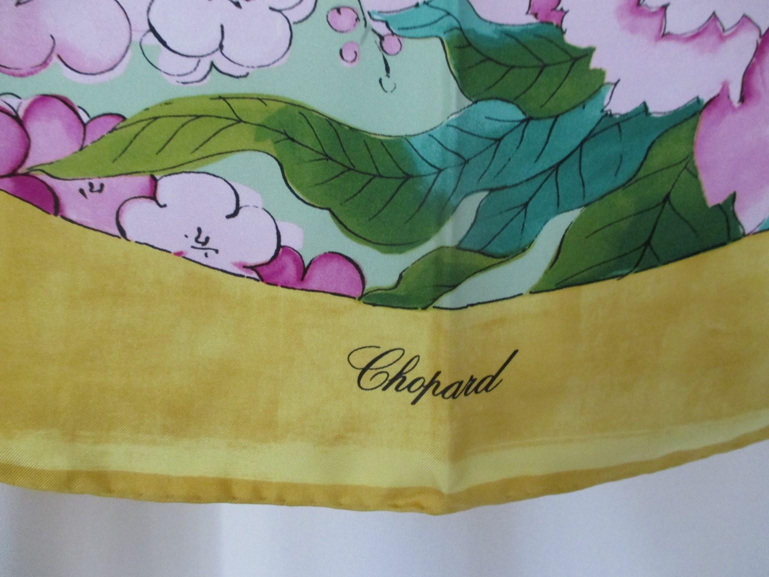 Ce foulard jaune de Chopard est un véritable foulard de collection, à posséder pour le porter, le montrer ou l'encadrer. Le coloris parfait pour accessoiriser votre garde-robe.

Nous proposons d'autres foulards en soie Hermes, Gucci, voir notre