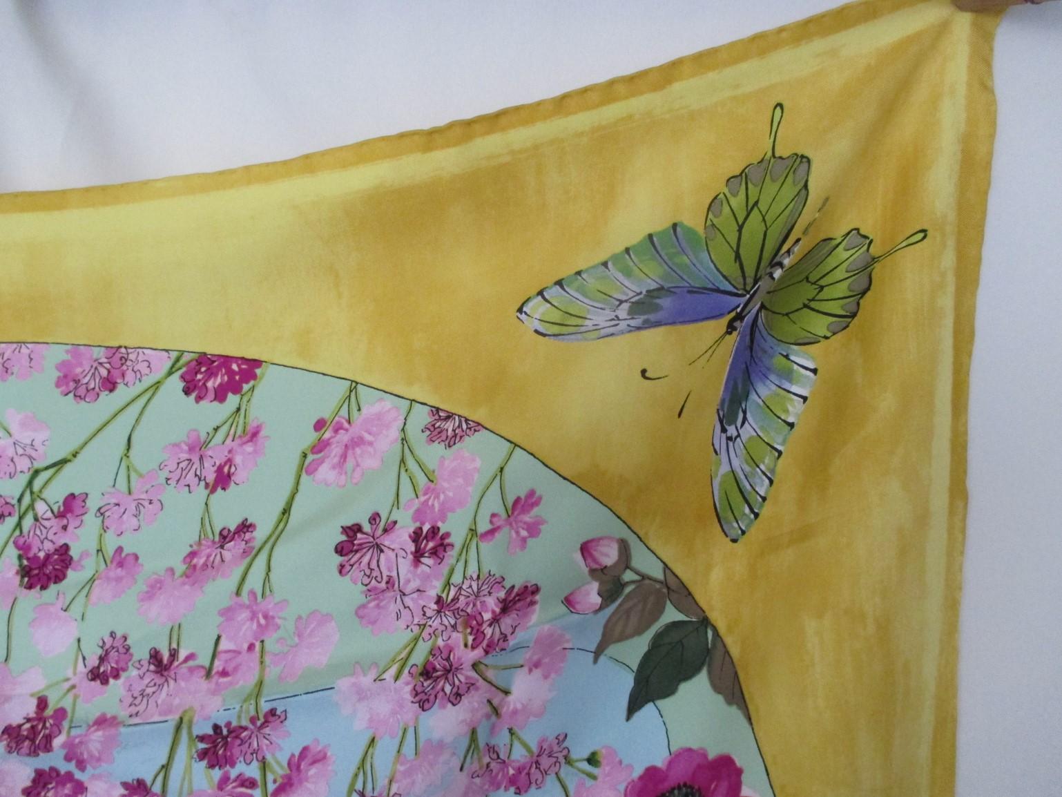 Marron Chopard pour Heiando - Écharpe en soie à fleurs de papillons  en vente