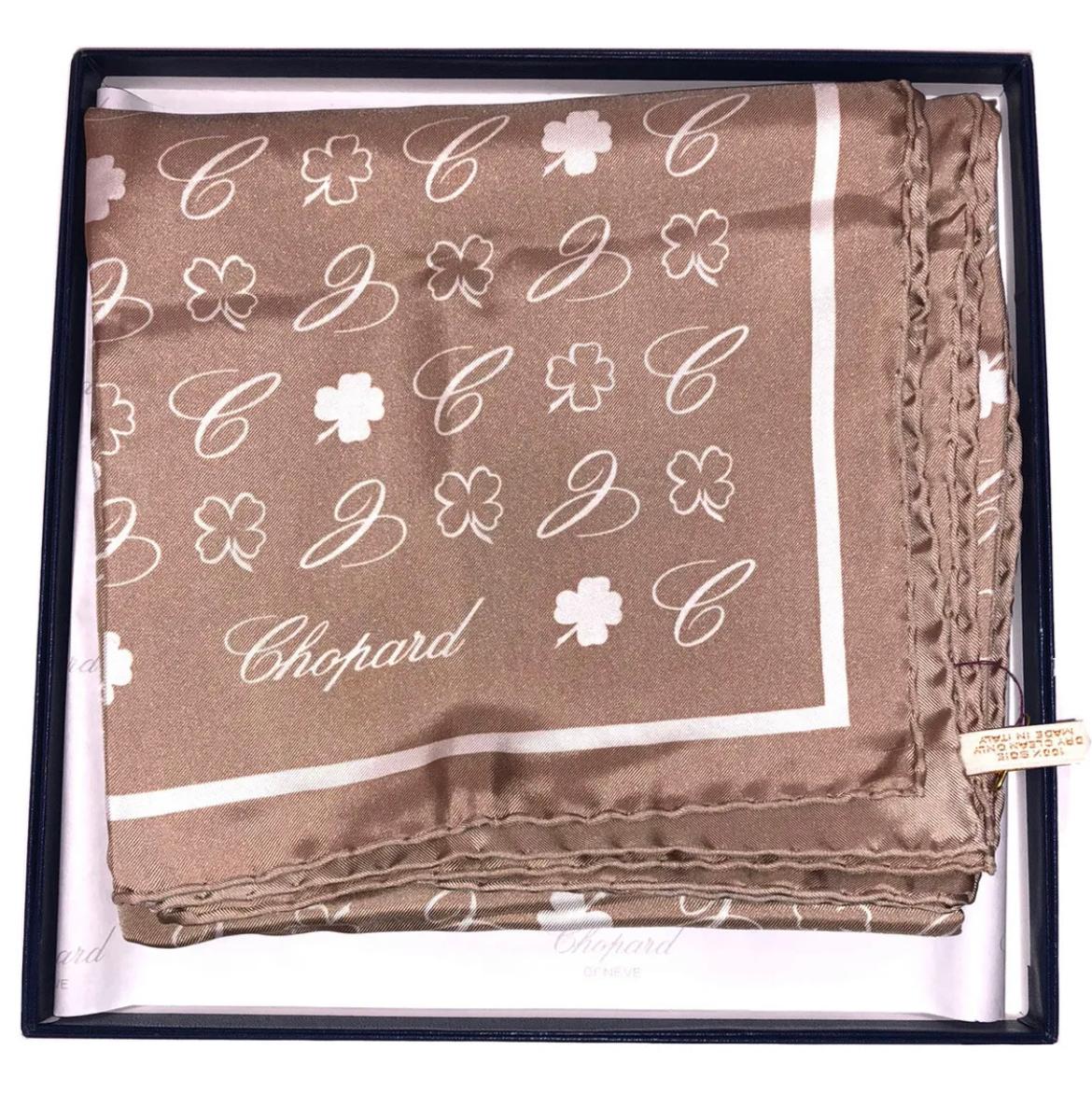 Chopard Silk Scarf Foulard Logos Beige W/ White Chamrocks And Chopard “C’s”

Made in Italy  100% Silk  90cm \ 35inches Square

Dry Clean Only. Gently Used with Box

Foxy Couture is not an authorized reseller nor affiliated with any of the brands we