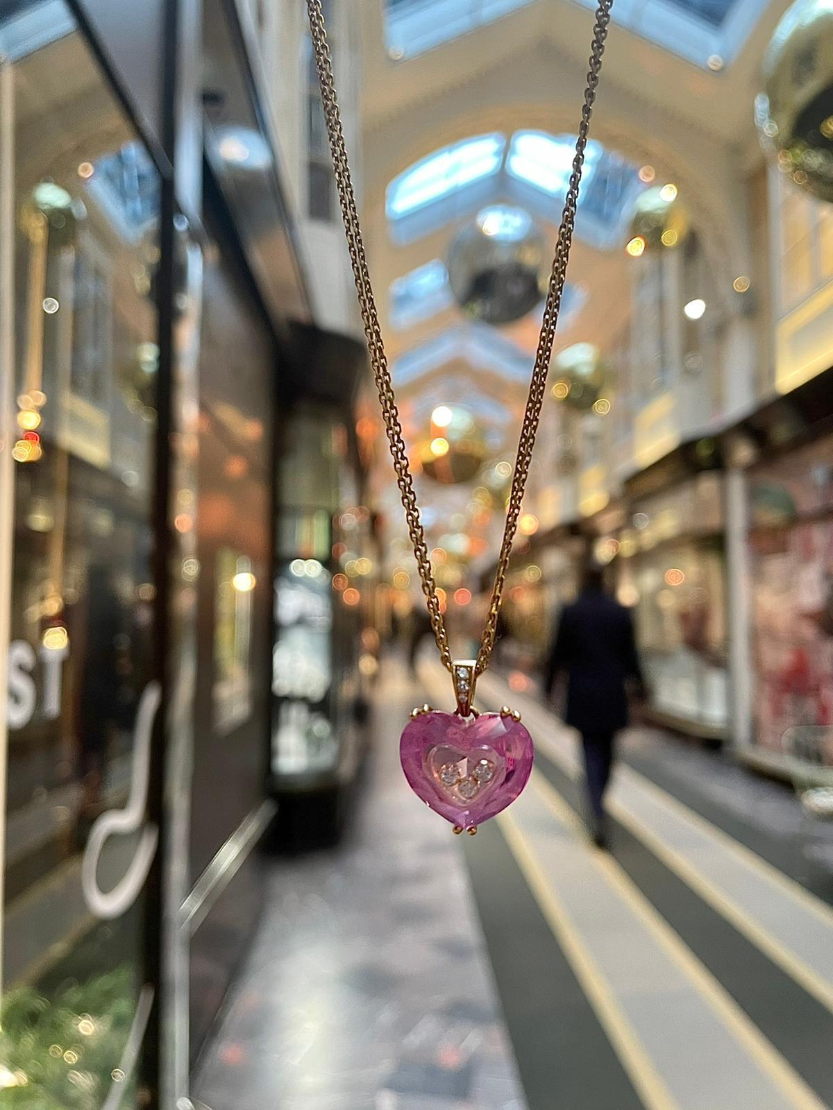 Chopard So Happy Floating Diamonds and Pink Crystal Heart Gold Pendant Necklace In Good Condition In London, GB