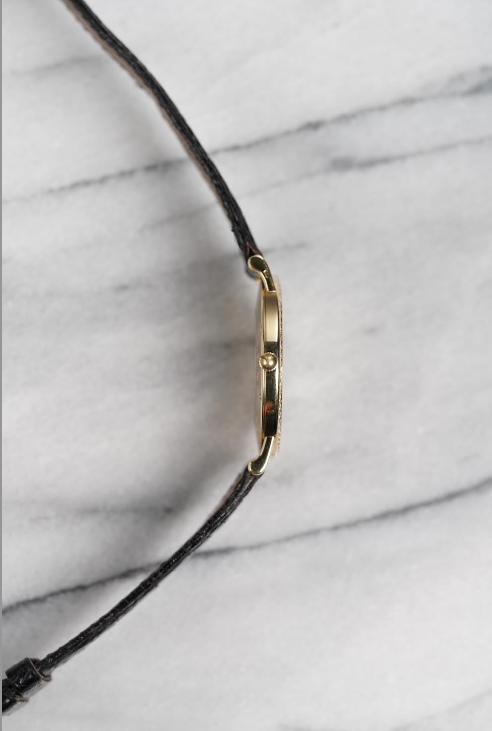 Aquí tienes un Chopard Squelette de cuerda manual de los años 90 con una esfera esqueleto calada que muestra el movimiento acabado a mano, enmarcado por un bisel engastado con diamantes en oro amarillo de 18 quilates de los años 90. Las medidas