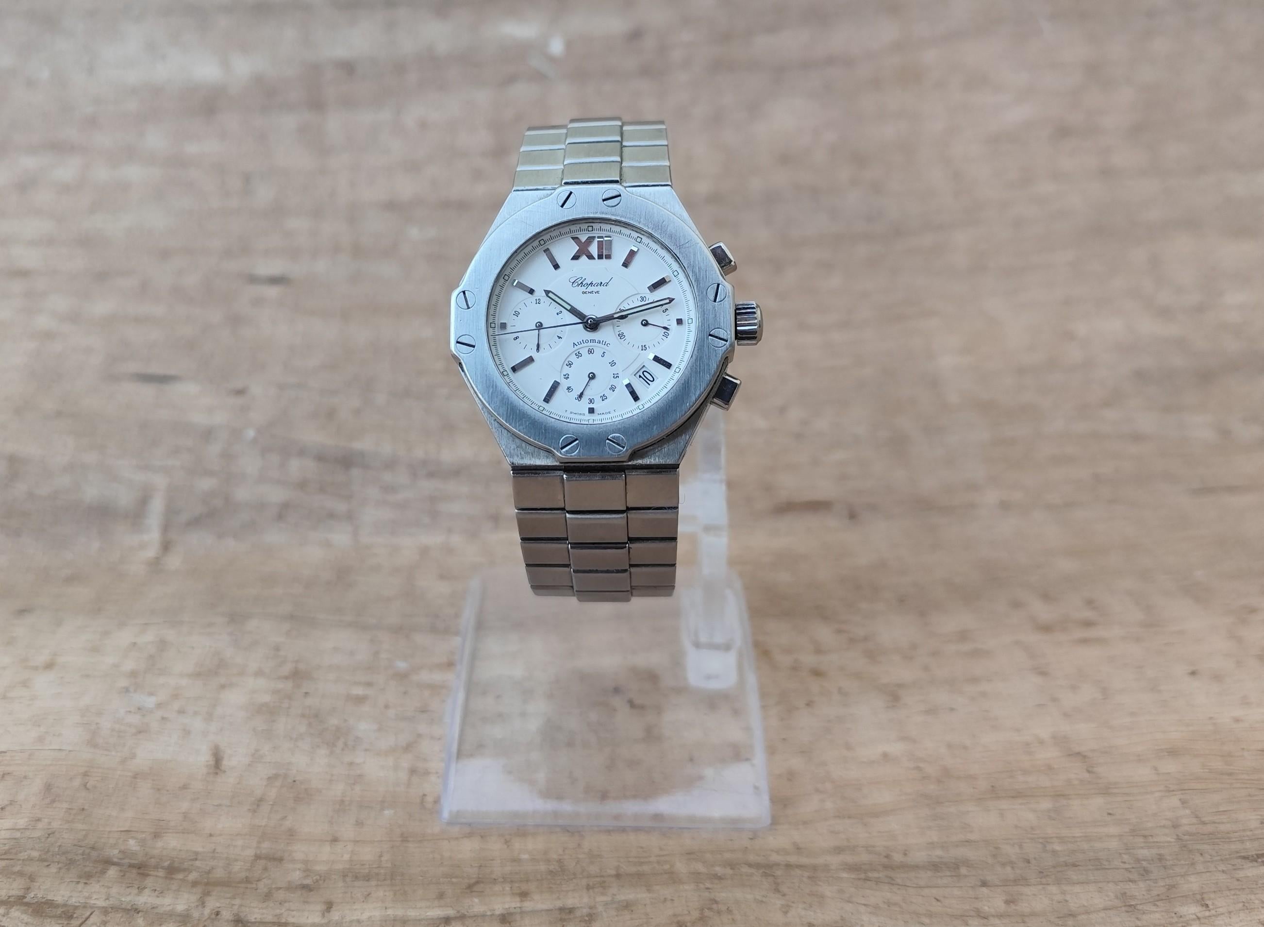 Marchio: Chopard

Model No: St. Moritz

Numero di riferimento: 8333

Paese di produzione: Svizzera

Movimento: Automatico

Materiale della cassa: Acciaio inossidabile

Misure : Larghezza della cassa: 38 mm. (senza corona)

Tipo di banda : Acciaio