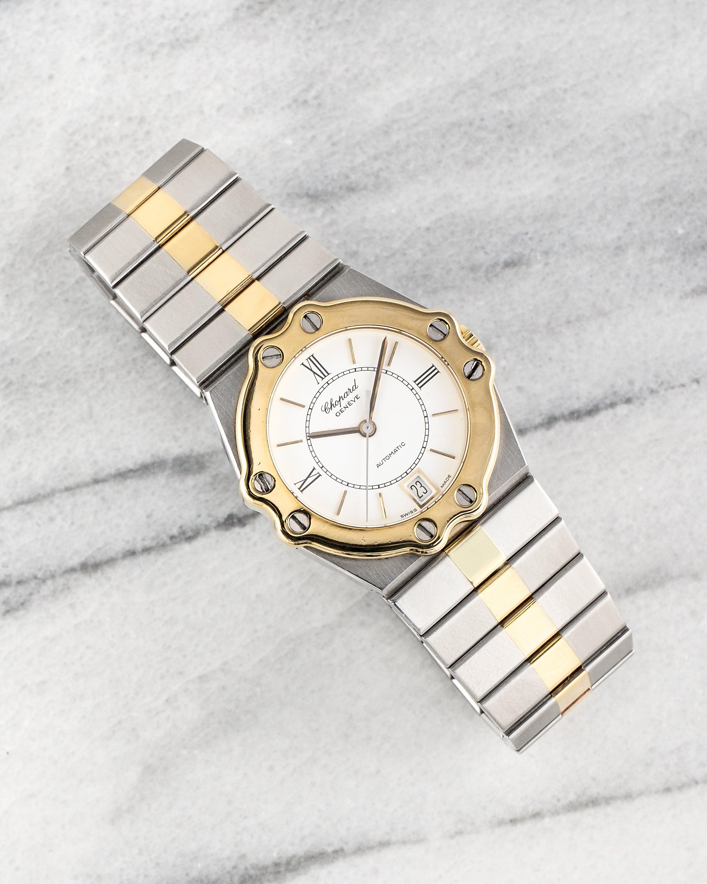 Hier ist eine Vintage Chopard St. Moritz Automatik zweifarbig mit weißem Zifferblatt an ihrem integrierten Stahl- und Goldarmband aus den 1990er Jahren. Hält die Zeit gut ein und ist voll funktionsfähig. Die Abmessungen umfassen ein 30-mm-Gehäuse.