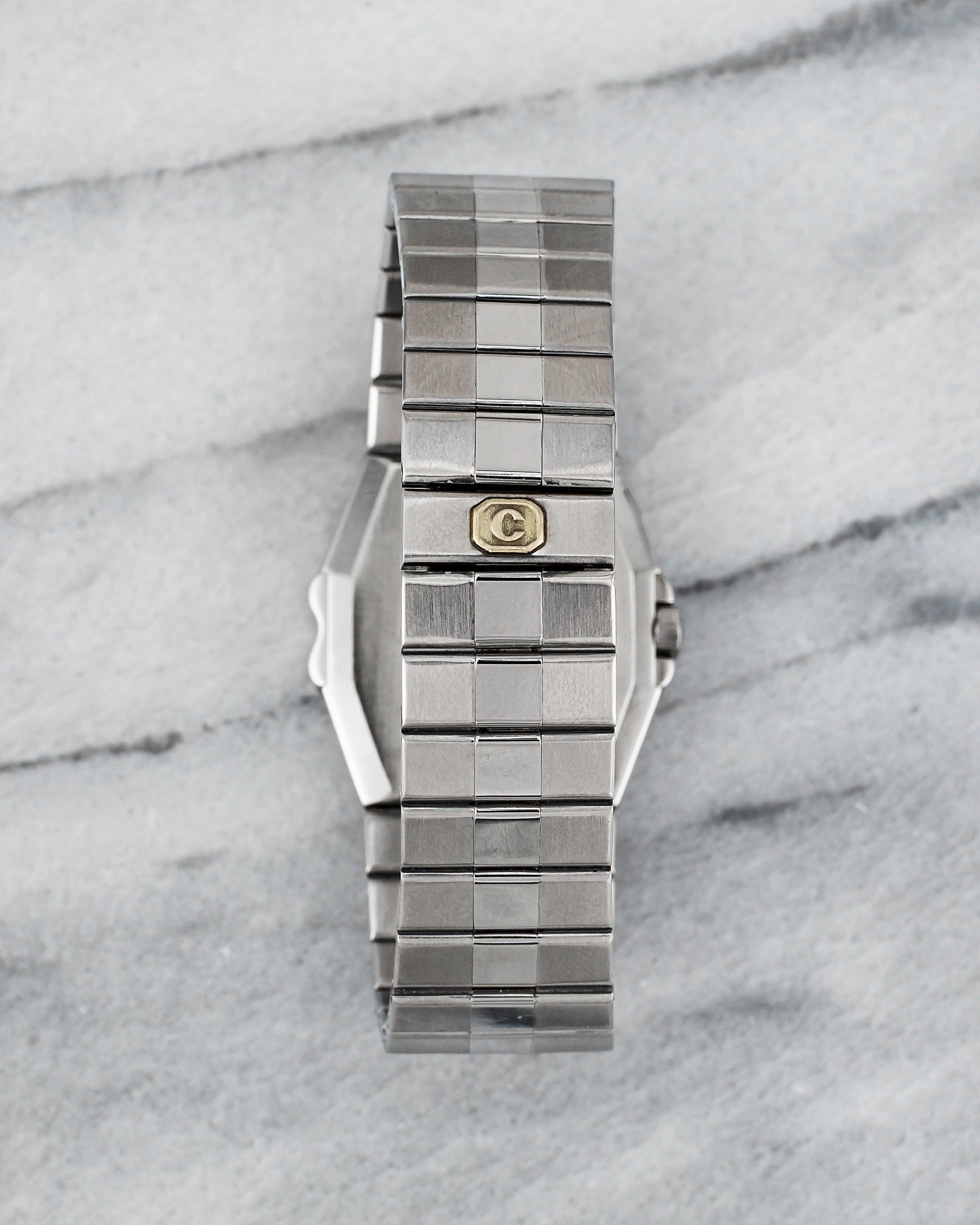 Voici une Chopard Moritz vintage en quartz avec un cadran blanc à chiffres romains datant des années 1980. L'heure est très précise et l'appareil est entièrement fonctionnel. Récemment révisé ! Les mesures comprennent un boîtier carré de 29 x 41 mm
