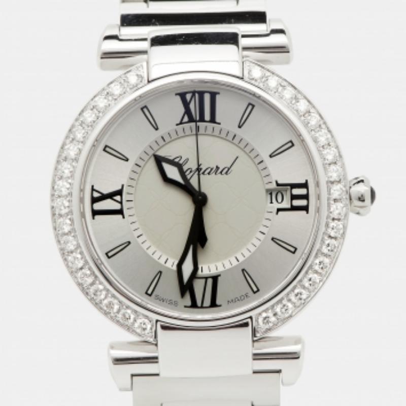 Die Chopard Collection'S Imperiale ist eine Uhrenkollektion, die durch hochwertige MATERIALIEN und handwerkliches Können besticht. Wir präsentieren Ihnen diese atemberaubende Chopard Quarzuhr Imperiale 388532-3002 für Damen. Er ist aus rostfreiem