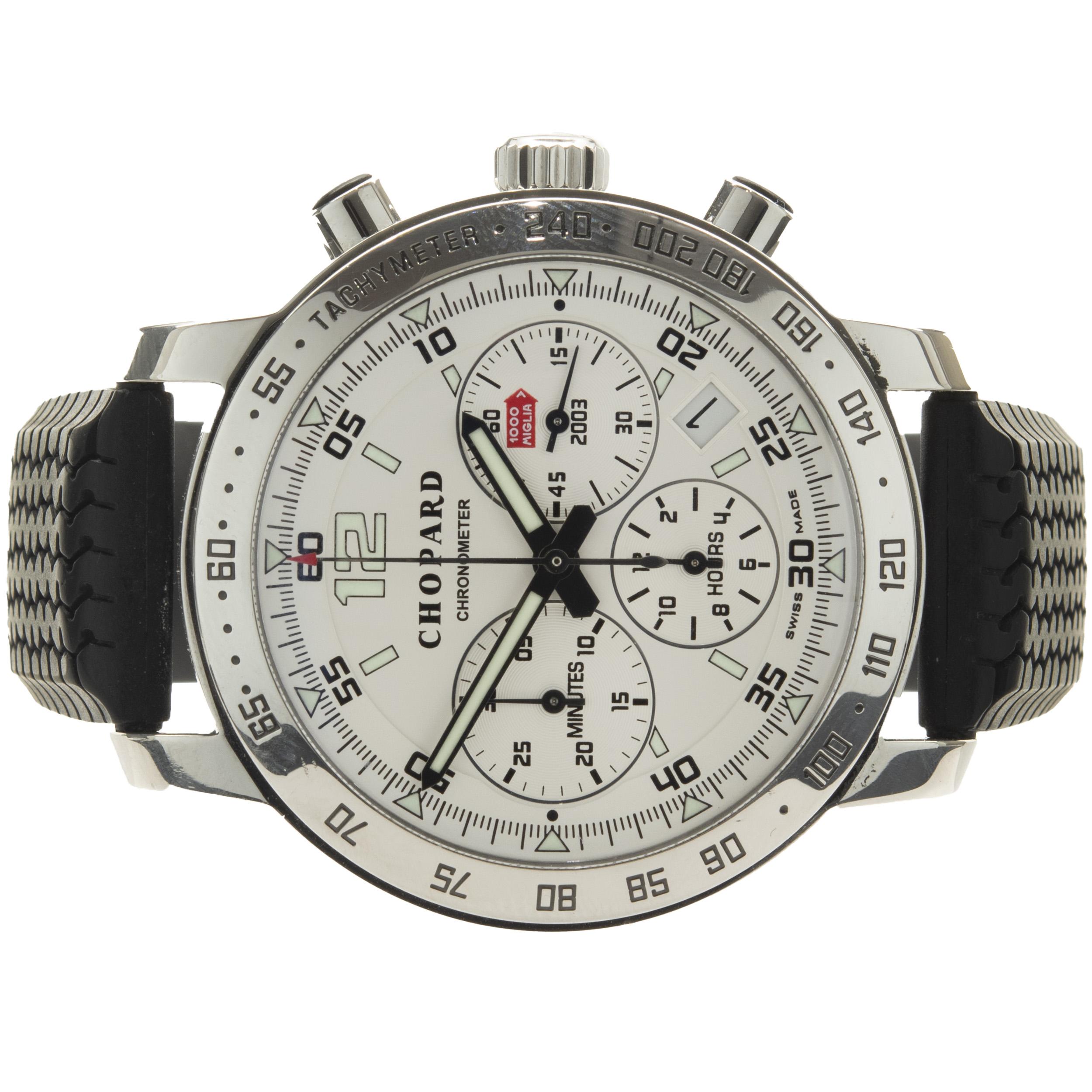Uhrwerk: automatisch
Funktionen: Stunden, Minuten, Sekunden, Datum, Chronograph, Tachymeterlünette
Gehäuse: 40mm rund, Push-Pull-Krone/Chronograph
Band: Chopard schwarzes Gummiprofilband mit Schnalle
Zifferblatt: weißer Chronograph
Referenznummer:
