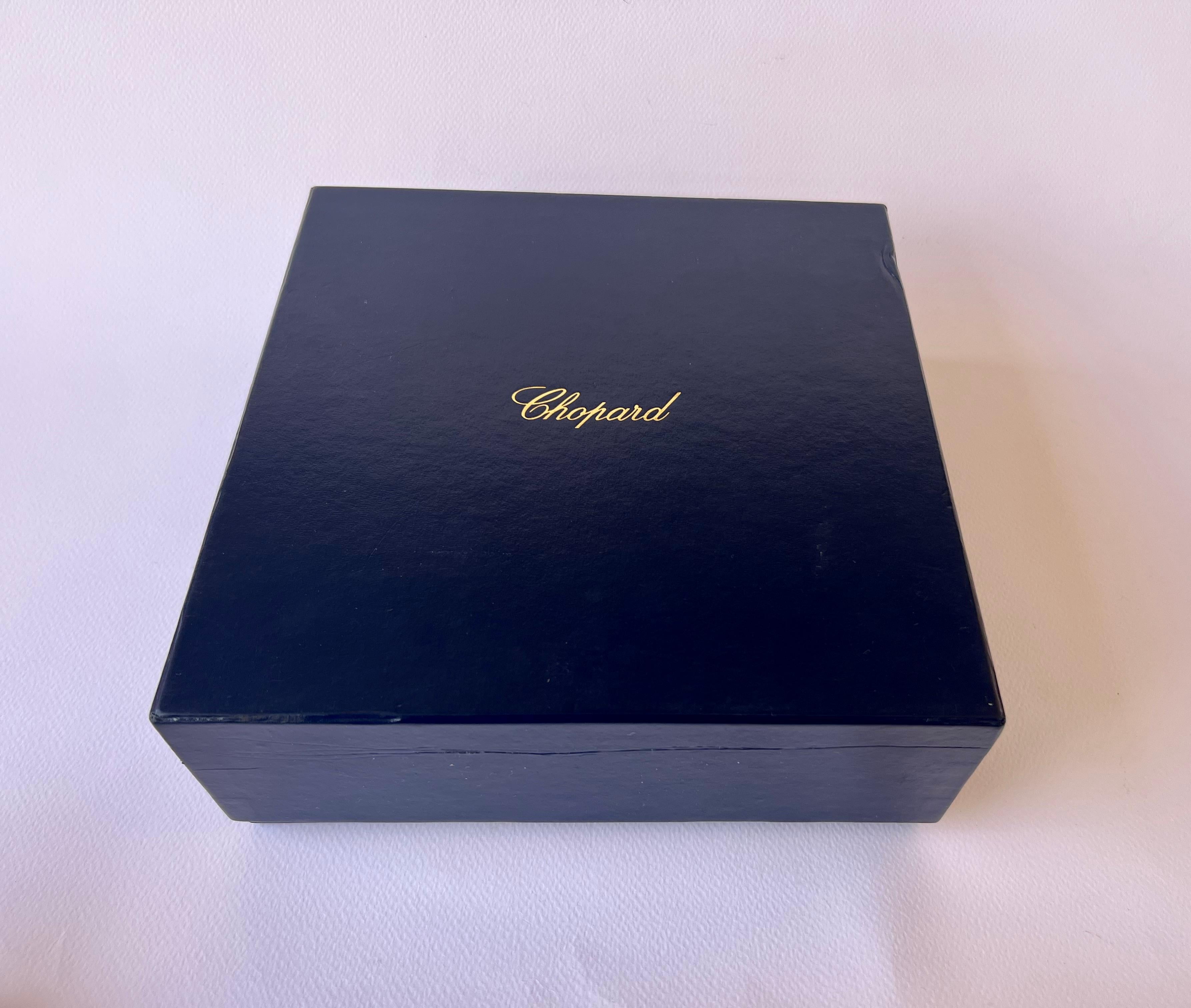 For your consideration a very nice Chopard Sterling Silver Luxury Set . This is a authentic pen, details in the photos speak for themselves.

PRODUCT DESCRIPTION

Brand Name : Chopard

Pen Details:

146 mm Length - 17 width mm (thick pen)

Writing