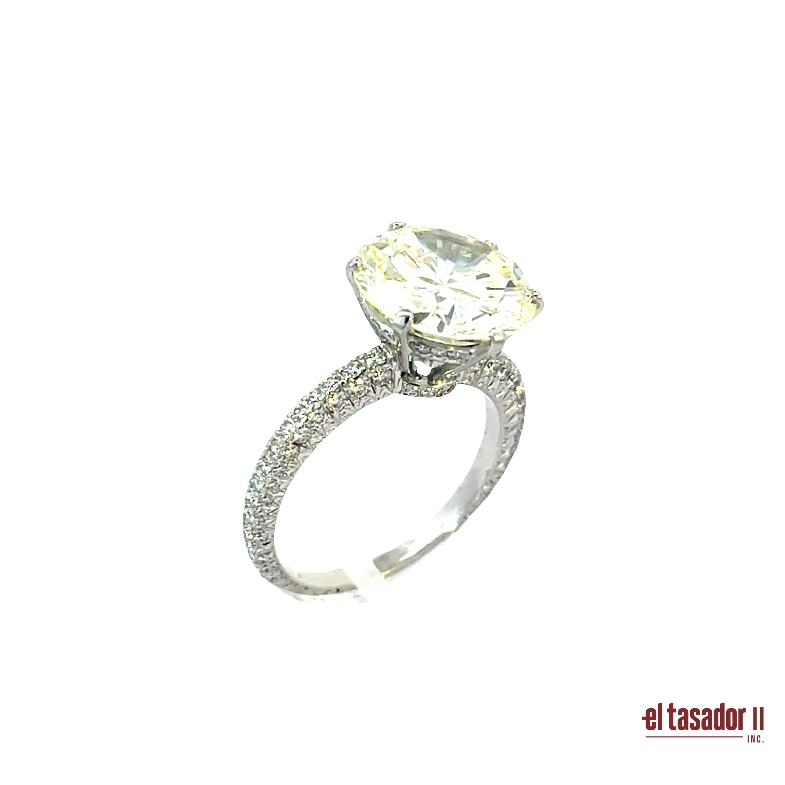 Dieser exquisite Platinring im Stil von Chopard präsentiert in seiner Mitte einen funkelnden Diamanten von 5,31 Karat im Brillantschliff, der durch eine klassische Vier-Klauen-Fassung veredelt wird, um Licht und Brillanz zu maximieren. Der Ring ist