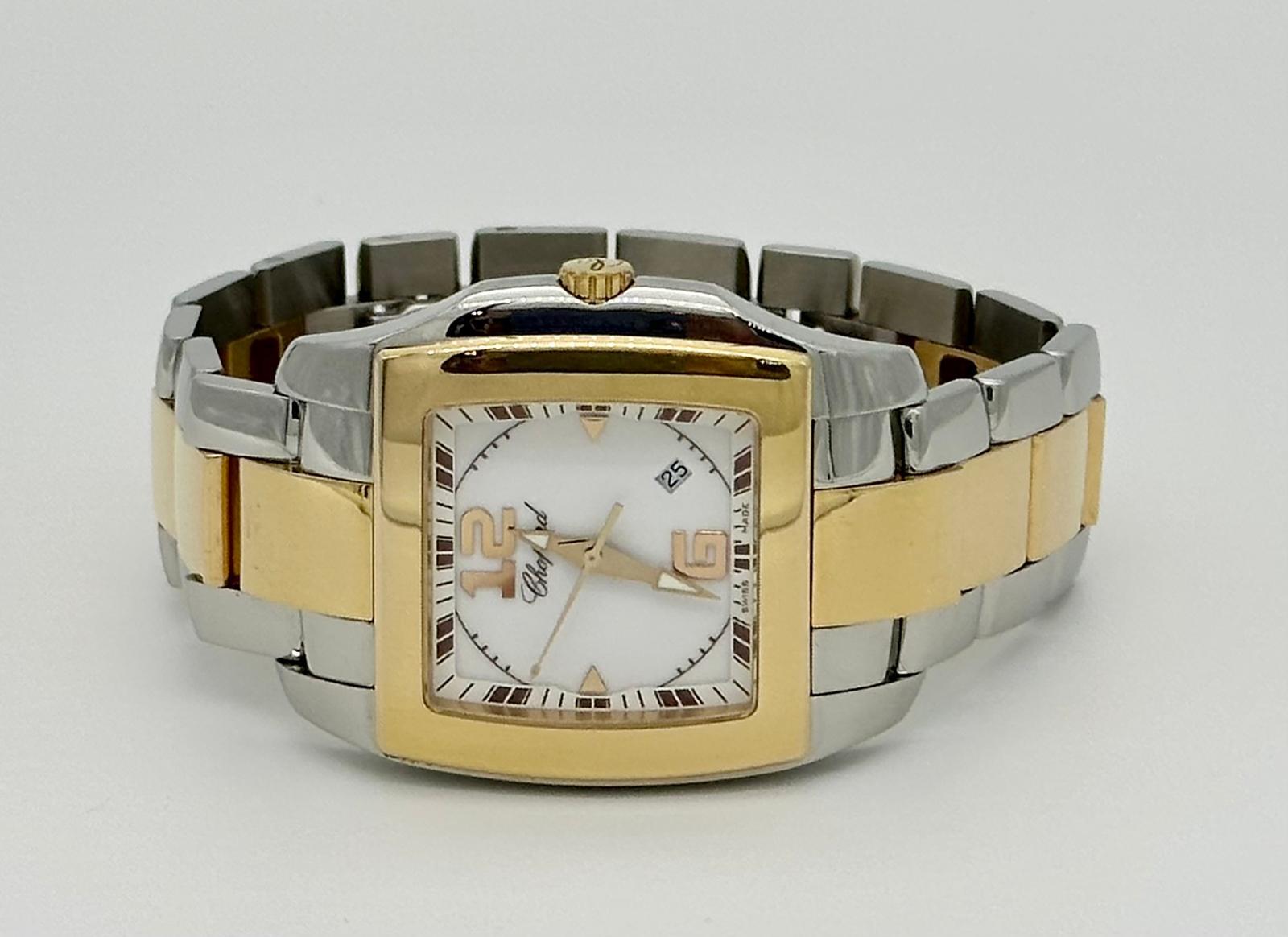 Marque Modèle et  Numéro de référence : Chopard Two O Ten White Dial Two Tone Ladies Watch 118473-9001.
Cette montre est composée d'un boîtier en or rose 18kt et en acier inoxydable et d'un bracelet en or rose 18kt et en acier inoxydable. Lunette