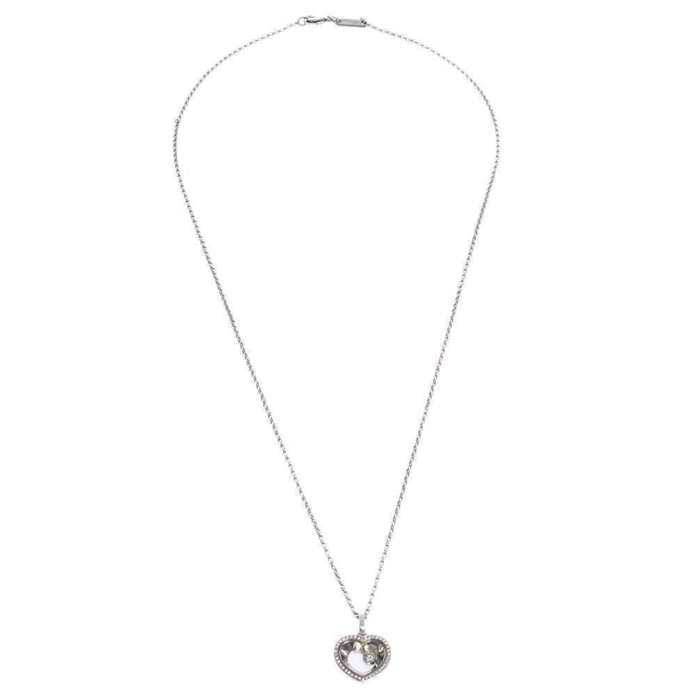 Loved by fashion lovers all around, Chopard brings out this beautiful necklace for you to flaunt. Flawlessly constructed in 18K white gold, this necklace features a wonderfully-designed heart pendant. The heart is accented with sapphire crystal to