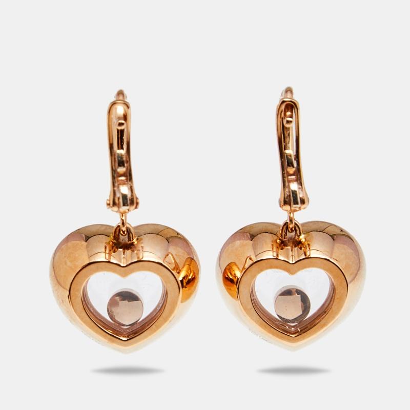 A feminine flair and a chic appeal characterize these stunning Chopard earrings. Coming from their Very Chopard collection, they have been sculpted from 18k rose gold into heart shapes, inside which features the floating diamond surrounded by