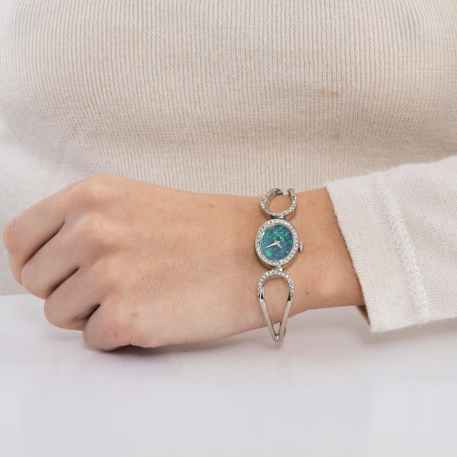 Chopard vintage watch in 18K white gold, opal, and diamonds.
Circa 1970.
Condition : Very good.
Movement : Hand-wound.
Bezel dimensions : 2 × 1.7 cm.
Diamond weight : 1 carat.
Total weight : 39 g.
Signed : Chopard and numbered.
Includes : Chopard