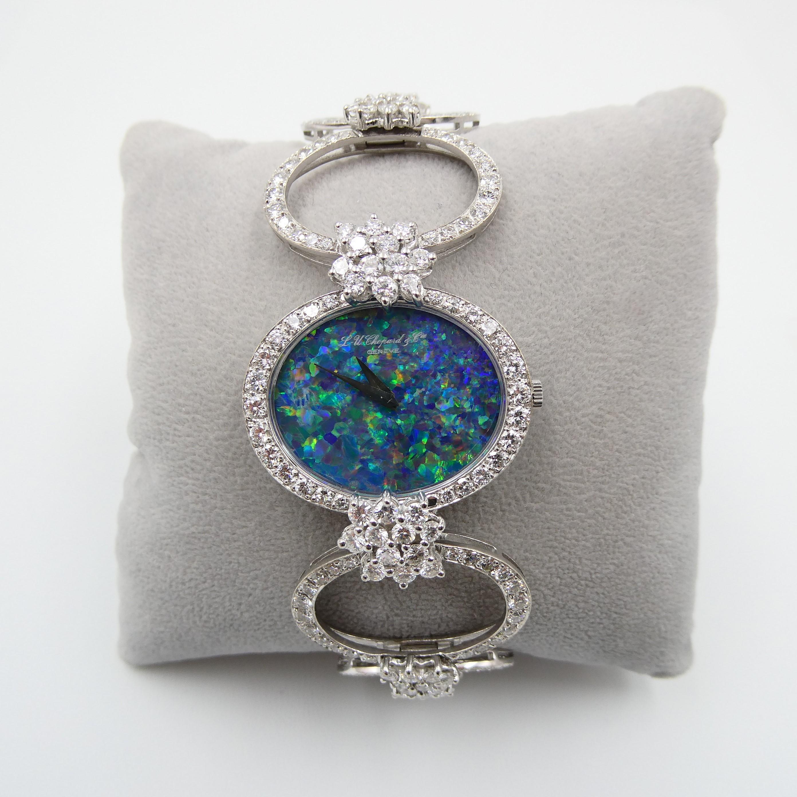 Découvrez l'attrait durable de la montre Chopard en opale noire et diamants, un véritable chef-d'œuvre datant des années 1970. Méticuleusement fabriquée avec un souci constant du détail, elle met en valeur un exquis bracelet en or blanc 18 carats
