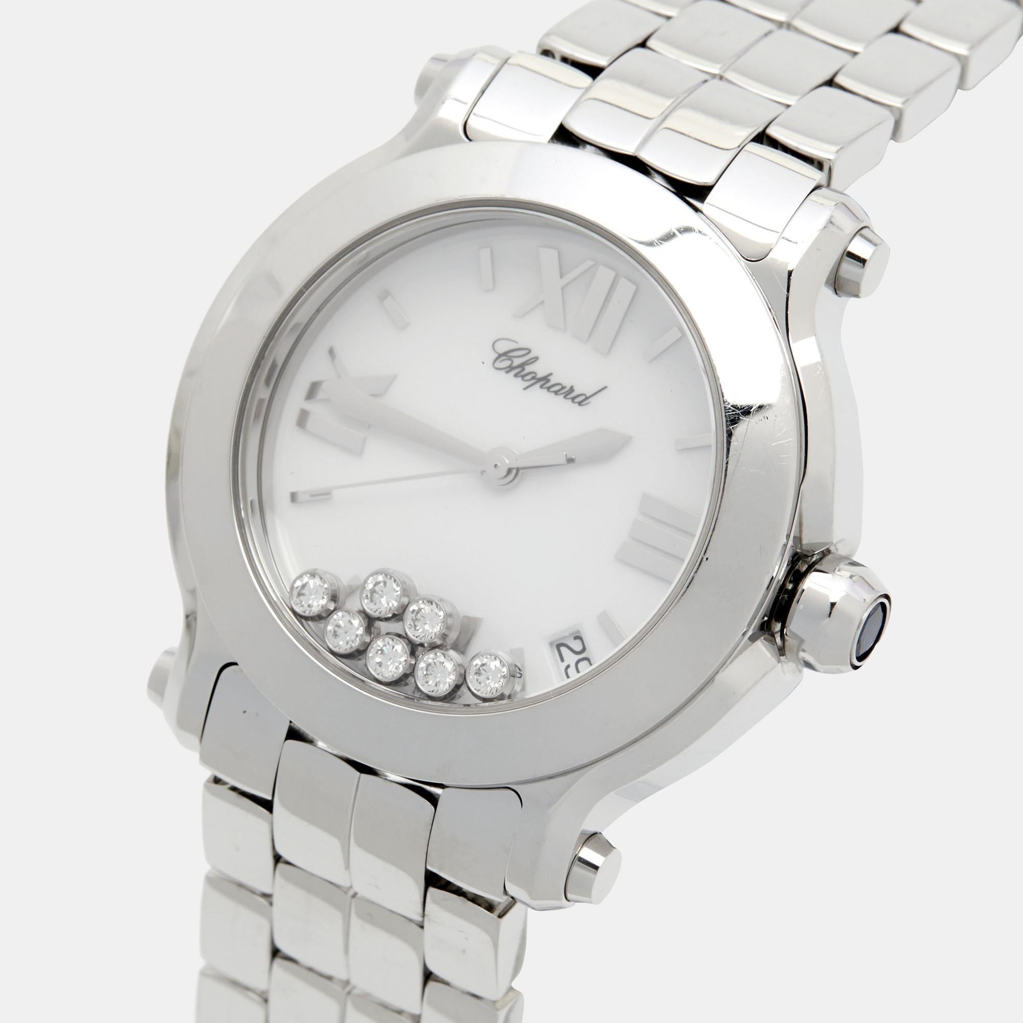 Une montre méticuleusement fabriquée est la promesse d'un attrait durable, d'un confort tout au long de la journée et d'une valeur d'investissement. Soigneusement assemblée et finie pour se distinguer à votre poignet, cette montre pour femme Chopard