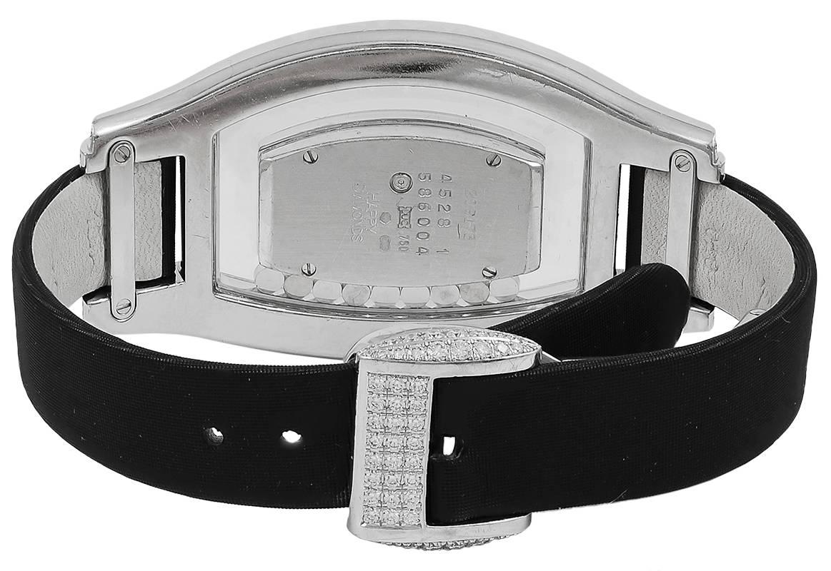 Die atemberaubende Happy Diamonds Uhr von Chopard mit neun Lünetten ist mit einer Vielzahl von Diamanten besetzt, die sich frei auf dem Zifferblatt und in den doppelten Reihen von strahlenden Diamanten bewegen, die die Lünette einrahmen. Ein
