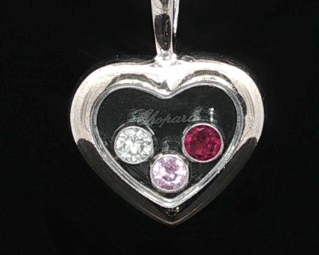 --Pietre: --
(3) Rubino naturale autentico, zaffiro rosa e diamante - taglio rotondo Brilliante - castone - colore rosso, rosa e bianco - cuore interno

Materiale: Oro bianco massiccio 18k
Peso: 6,72 grammi
Tipo di catena: Maglia a cavo
Lunghezza
