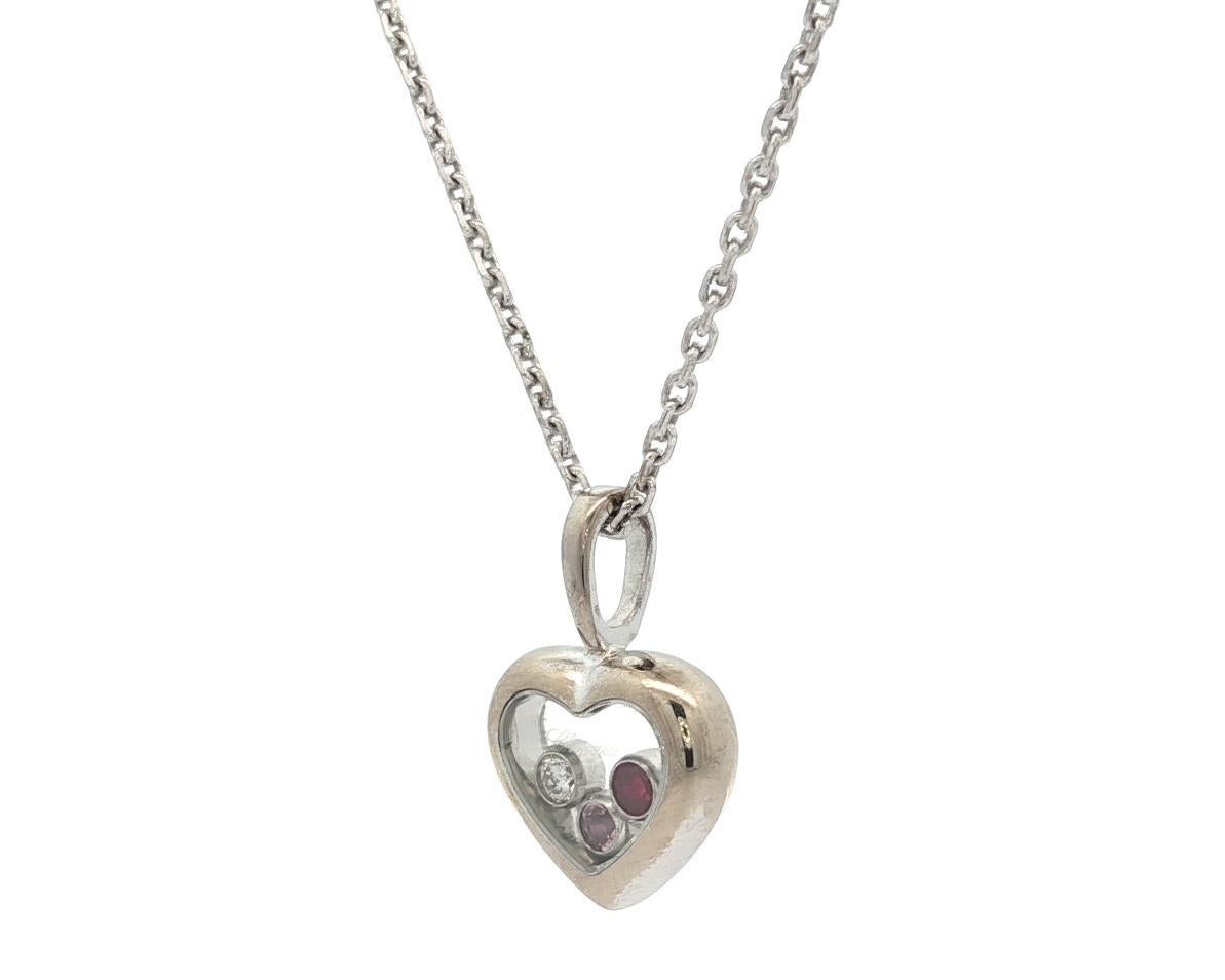 Chopard Collana con ciondolo a cuore in oro bianco con diamante e rubino Happy Diamond Icon In condizioni buone in vendita a Montclair, NJ