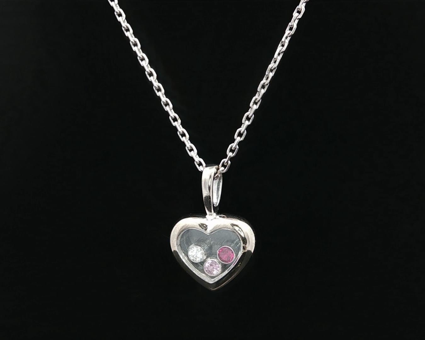 Donna Chopard Collana con ciondolo a cuore in oro bianco con diamante e rubino Happy Diamond Icon in vendita