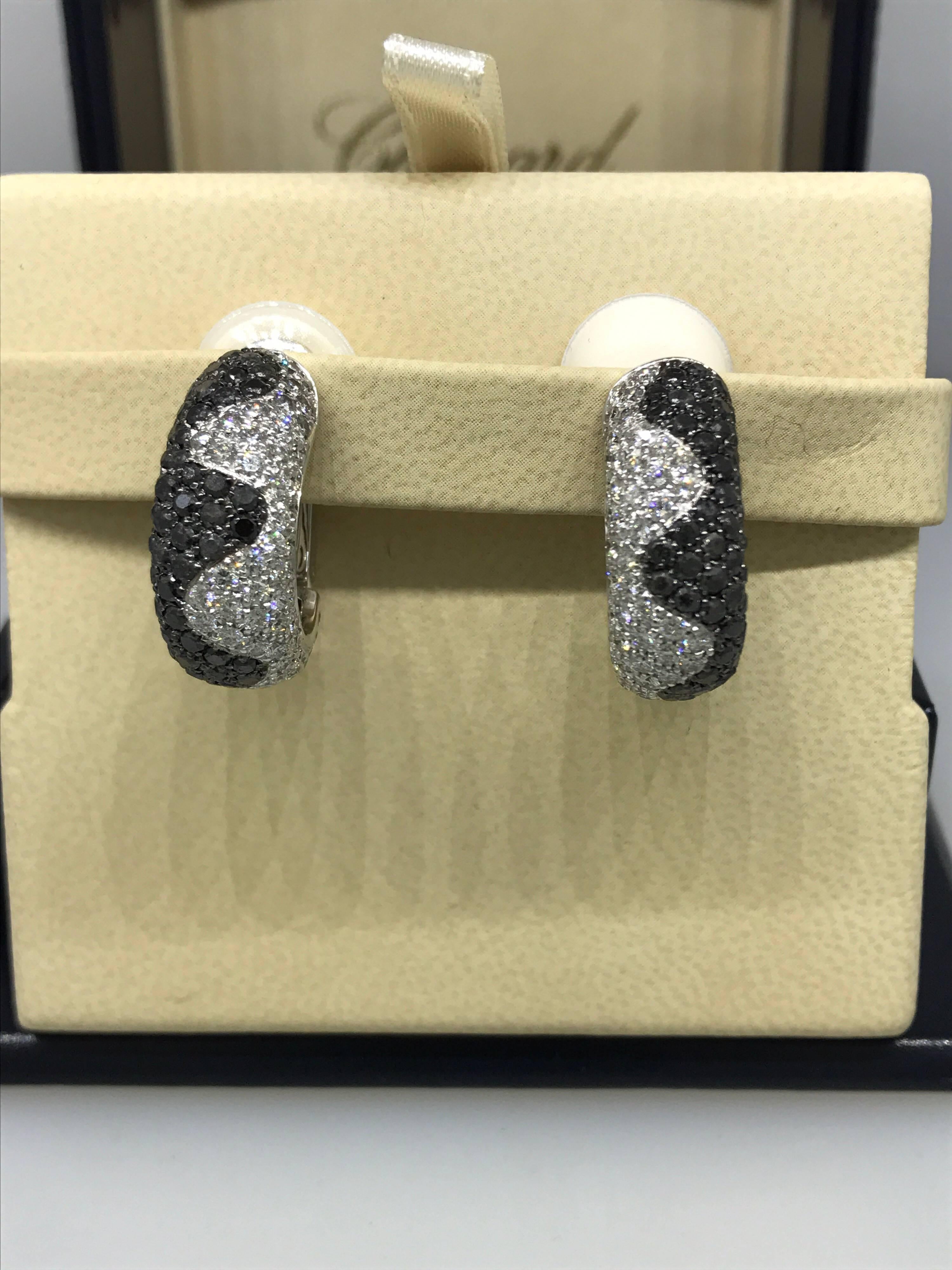 Chopard Women's Clip on Earrings

Model Number: 84/4102-1008

100% Authentic

Brand New

Comes with original Chopard box, certificate of authenticity and warranty, and jewels manual

18 Karat White Gold (13.20gr)

121 White Diamonds total on the