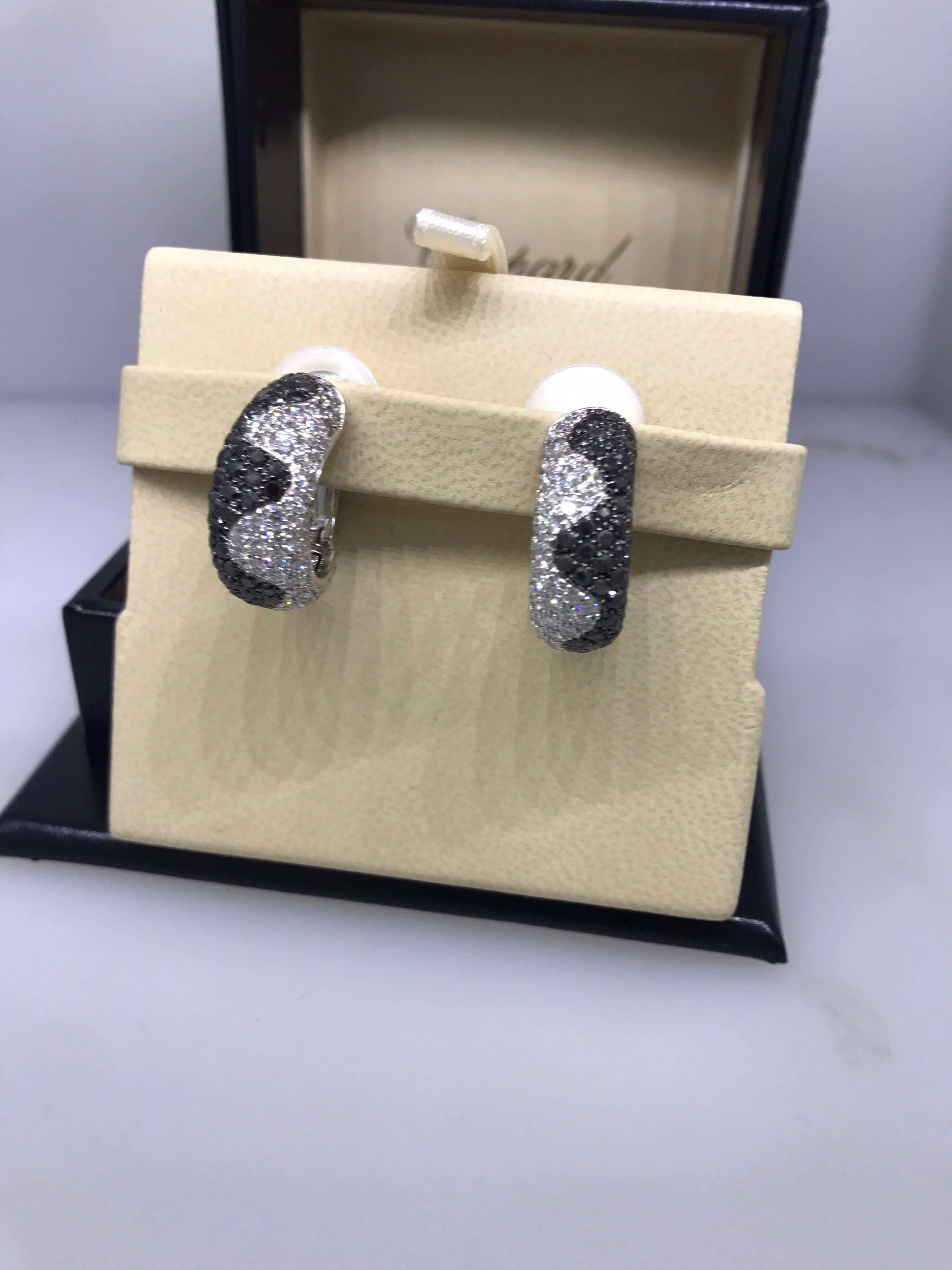Chopard Women's 18 Karat White Gold Black and White Diamond Earrings 84/4102 In New Condition For Sale In New York, NY