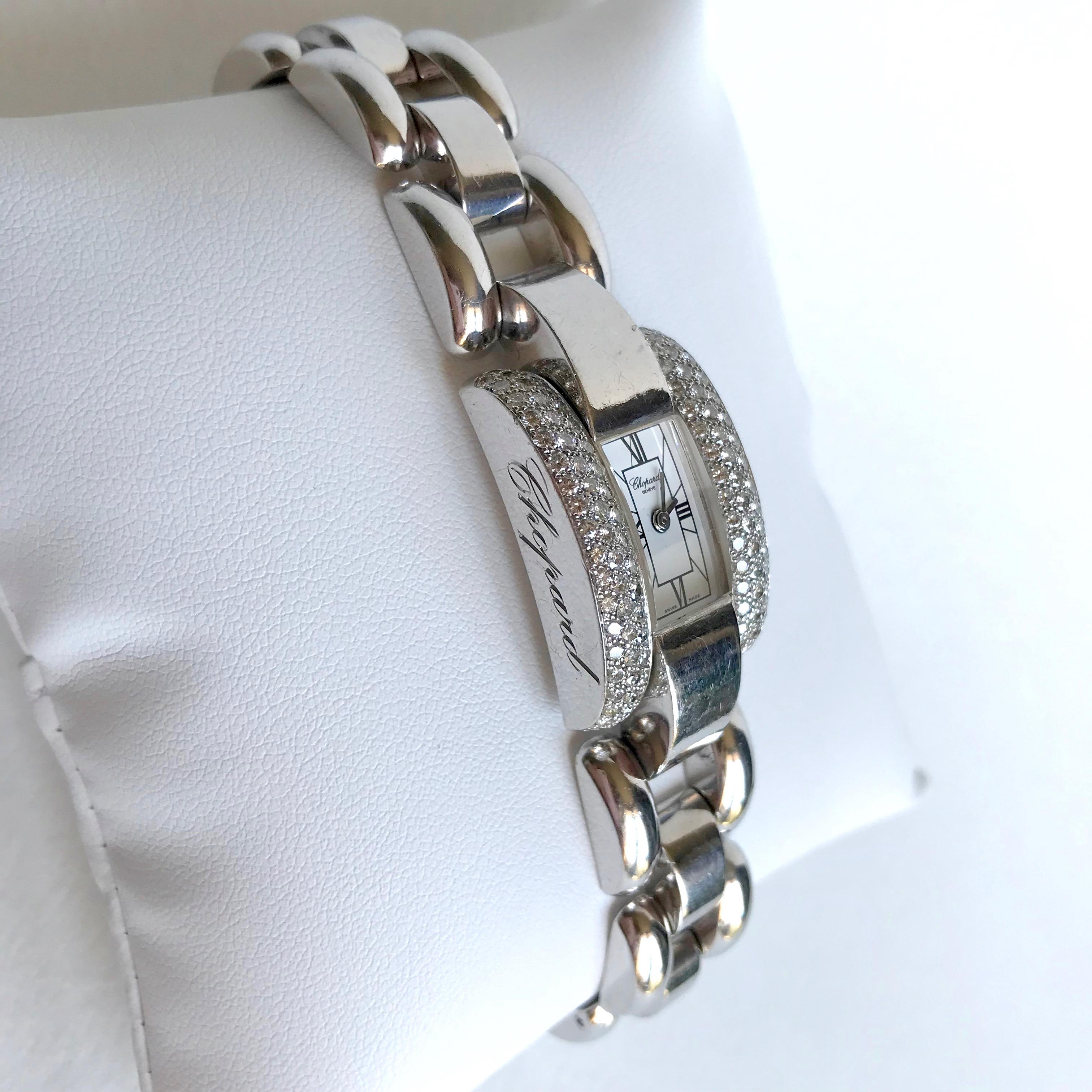Damenarmbanduhr aus 18K Weißgold und Diamanten aus dem Hause CHOPARD, Modell La Strada. 
Mechanisches Uhrwerk, funktionierend. Zifferblatt mit römischen Ziffern. Gehäuse aus Weißgold mit Lünette, verziert mit 116 Diamanten (18 mm x 43 mm) von 1,90