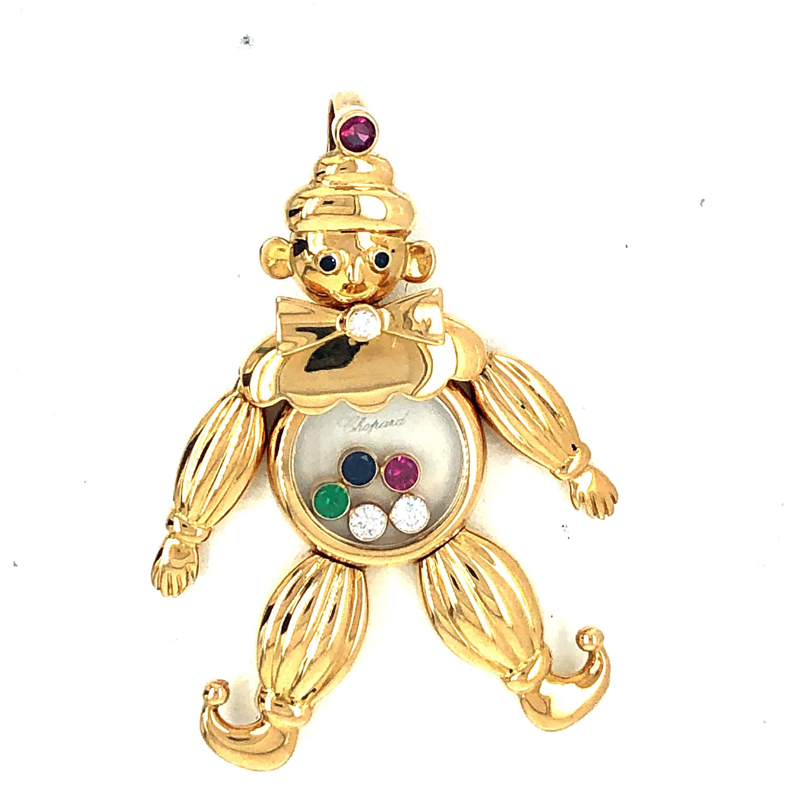 Ce pendentif Happy Diamond Cloud en or jaune 18 carats de Chopard présente un ventre en cristal contenant 5 diamants:: émeraudes:: rubis et saphirs sertis qui flottent librement dans le style classique de Chopard.  Le clown a des membres articulés
