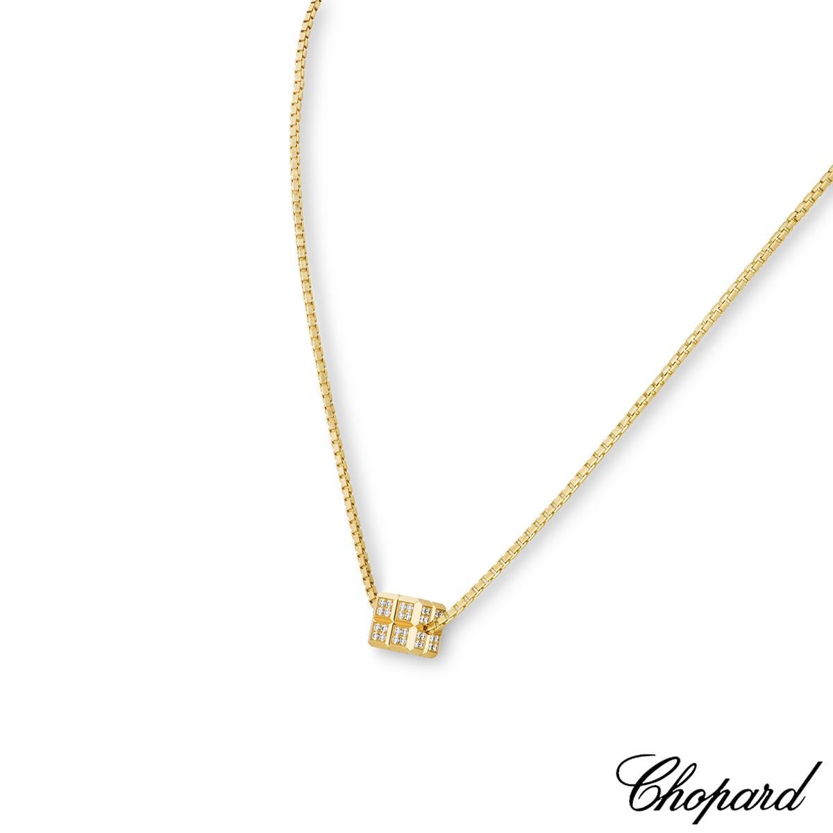 Un affascinante pendente con diamante in oro giallo 18k di Chopard della collezione Ice Cube. La collana è composta da un ciondolo a forma di cubo da 8 mm che si muove liberamente su una catenina. Il motivo del cubo di ghiaccio è ornato da 92