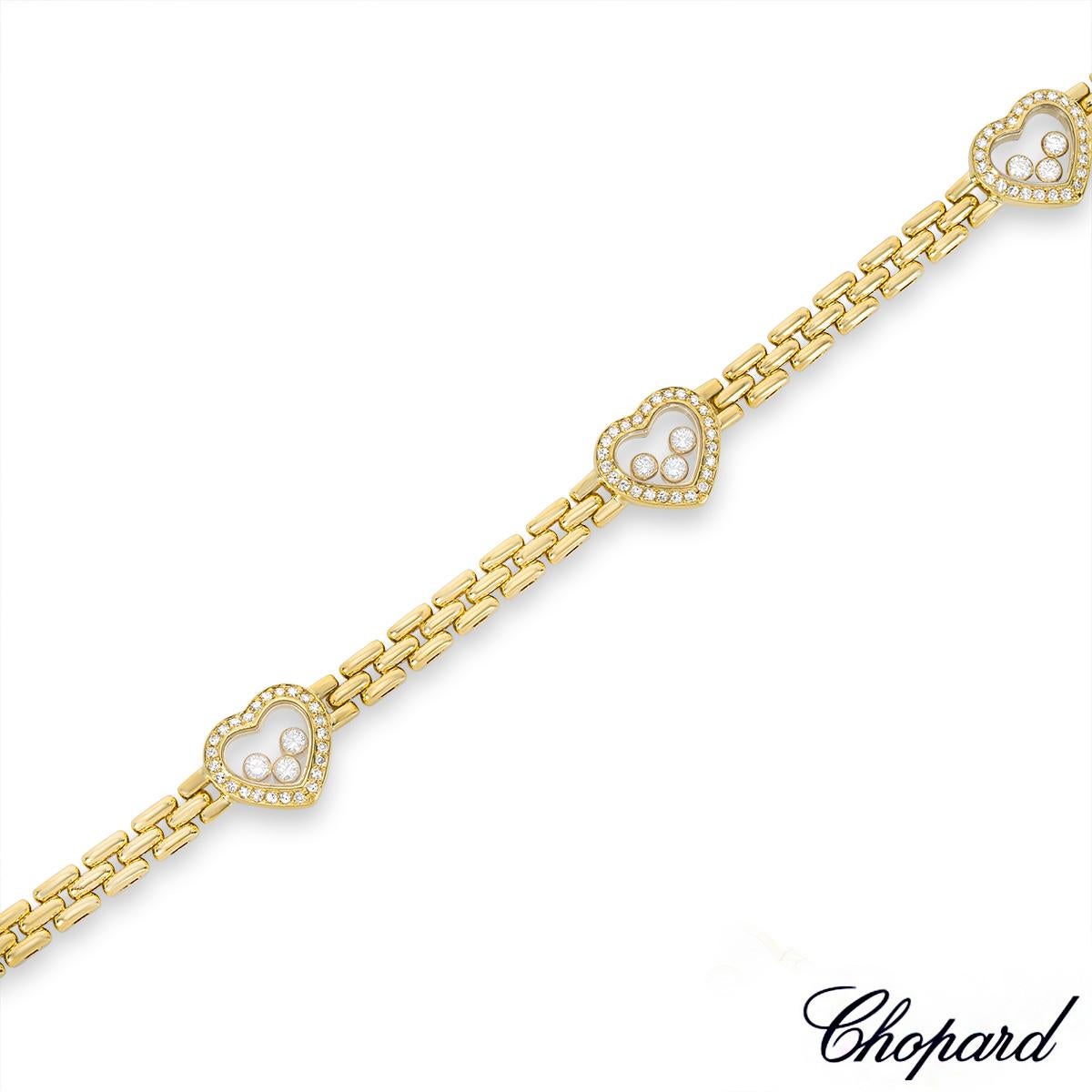 Una elegante pulsera de diamantes de oro amarillo de 18 quilates de Chopard, de la colección Happy Diamonds. La pulsera consta de cuatro motivos en forma de corazón, cada uno de ellos engastado con 25 diamantes talla única alrededor del borde