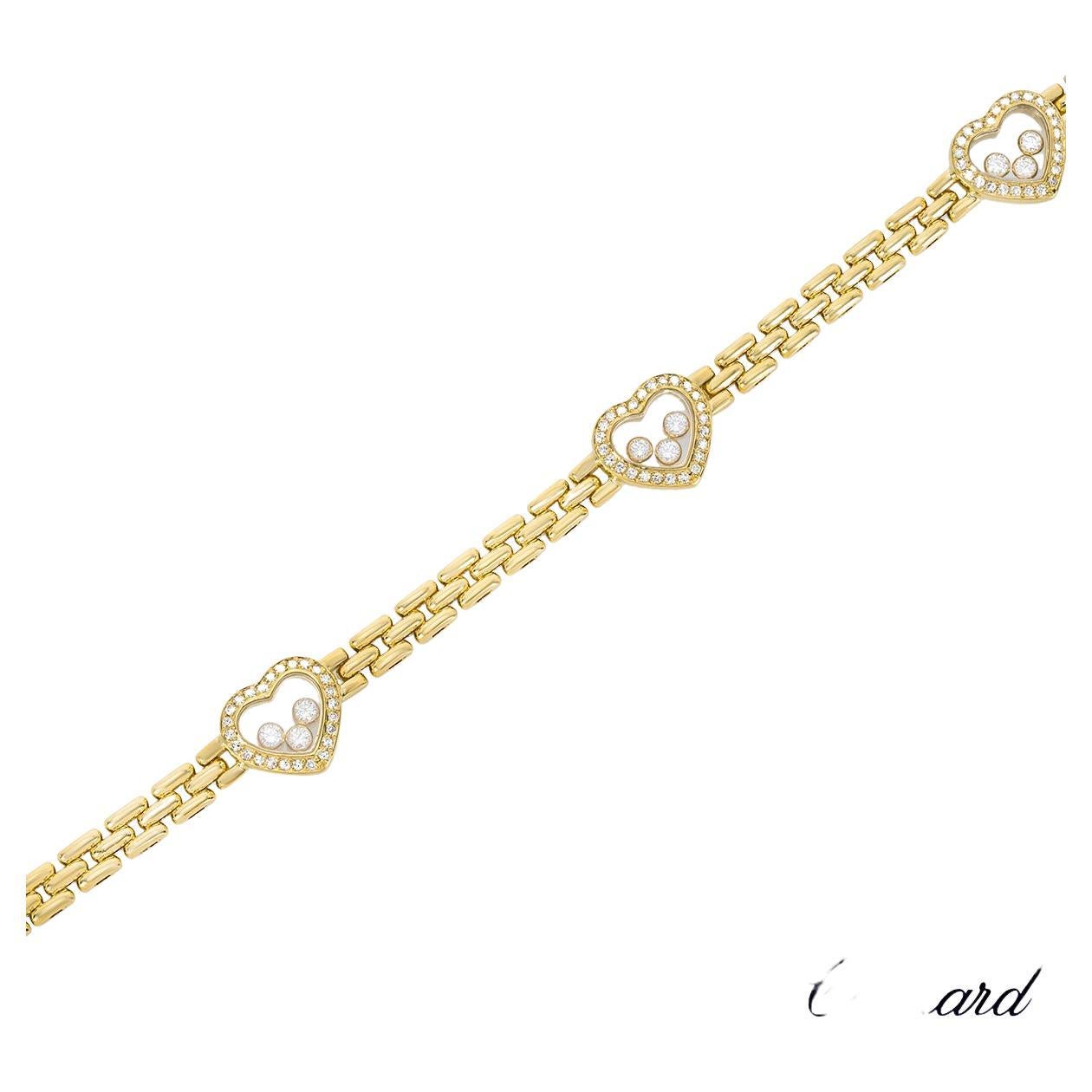 Ein edles Diamantarmband aus 18 Karat Gelbgold von Chopard aus der Kollektion Happy Diamonds. Das Armband besteht aus vier herzförmigen Motiven, die jeweils mit 25 einzeln geschliffenen Diamanten am äußeren Rand und 3 schwebenden Diamanten hinter