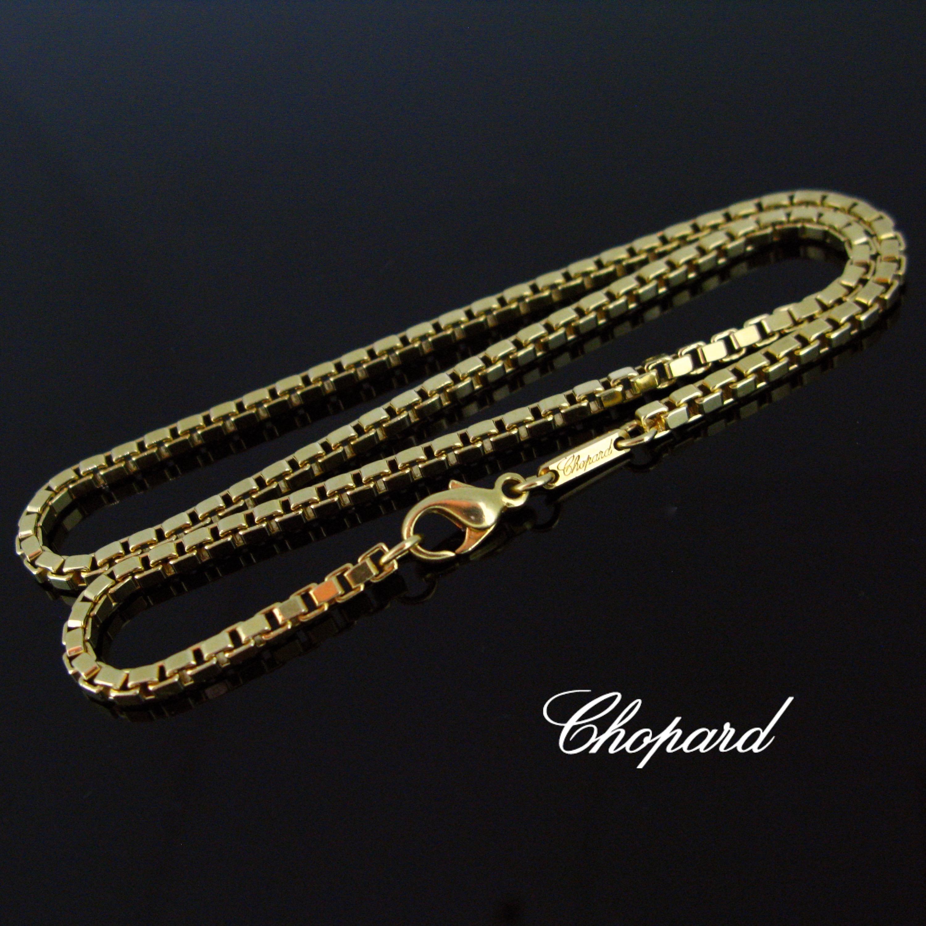 This elegant chain is made in 18kt yellow gold, it weighs 33,4gr. It is signed “Chopard” in its beautiful font next to the clasp. It is very easy to wear everyday.  

Weight:	33,4gr

Metal:	18kt yellow