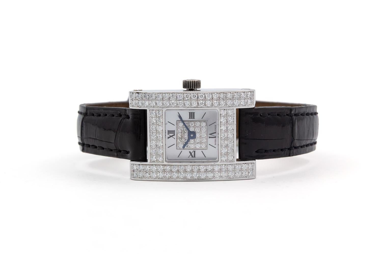 Nous avons le plaisir de vous proposer cette élégante montre Chopard Your Hour pour femme, référence 13/6965-20. Exemple raffiné du design intemporel de Chopard, cette pièce présente un boîtier en or blanc 18 carats de 19 x 26 mm, magnifiquement