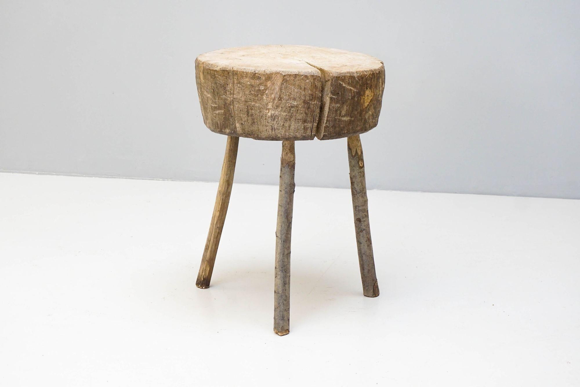 Bloc de coupe en tronc d'arbre sur les jambes.

H 77cm x L 43cm x P 40cm

France, vers 1900

Veuillez nous contacter avant l'achat afin que nous puissions établir un devis d'expédition en fonction de votre emplacement. Merci.