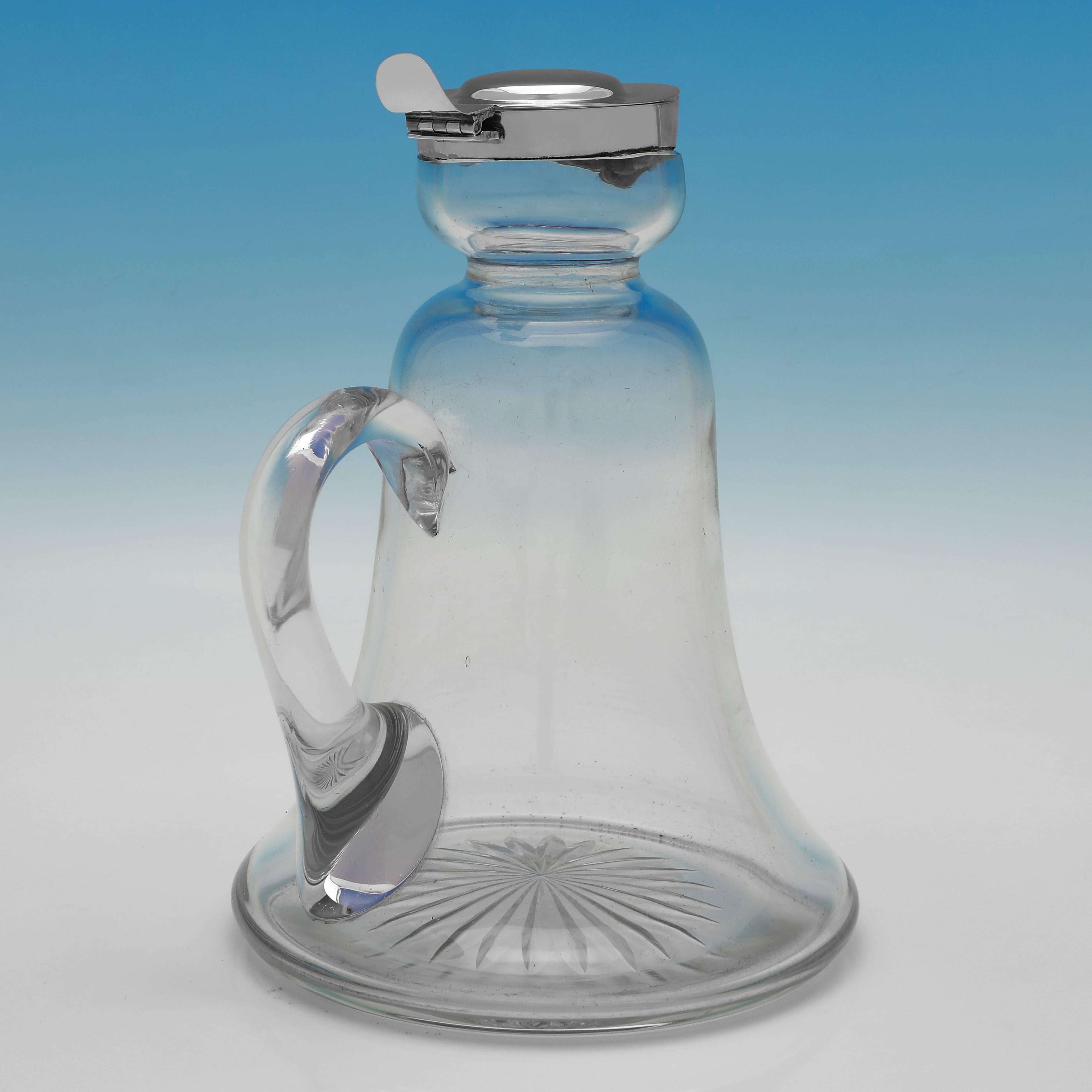 Marcada en Birmingham en 1910 por William Hutton & Sons, esta elegante jarra de clarete eduardiana de plata de ley tiene la forma inusual de una 
