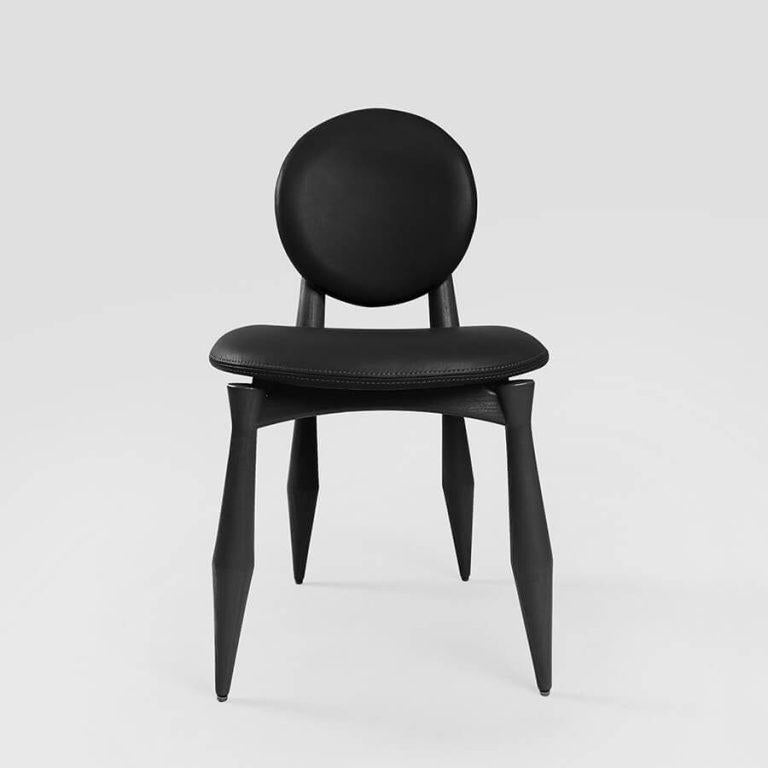 Inspirada en la cultura vernácula del noreste de México, nuestra silla capta la actitud y el carácter únicos de la región. Fusiona la gracia de la danza con la elegancia del atuendo tradicional. Diseñada por Unicuo, esta silla está fabricada en