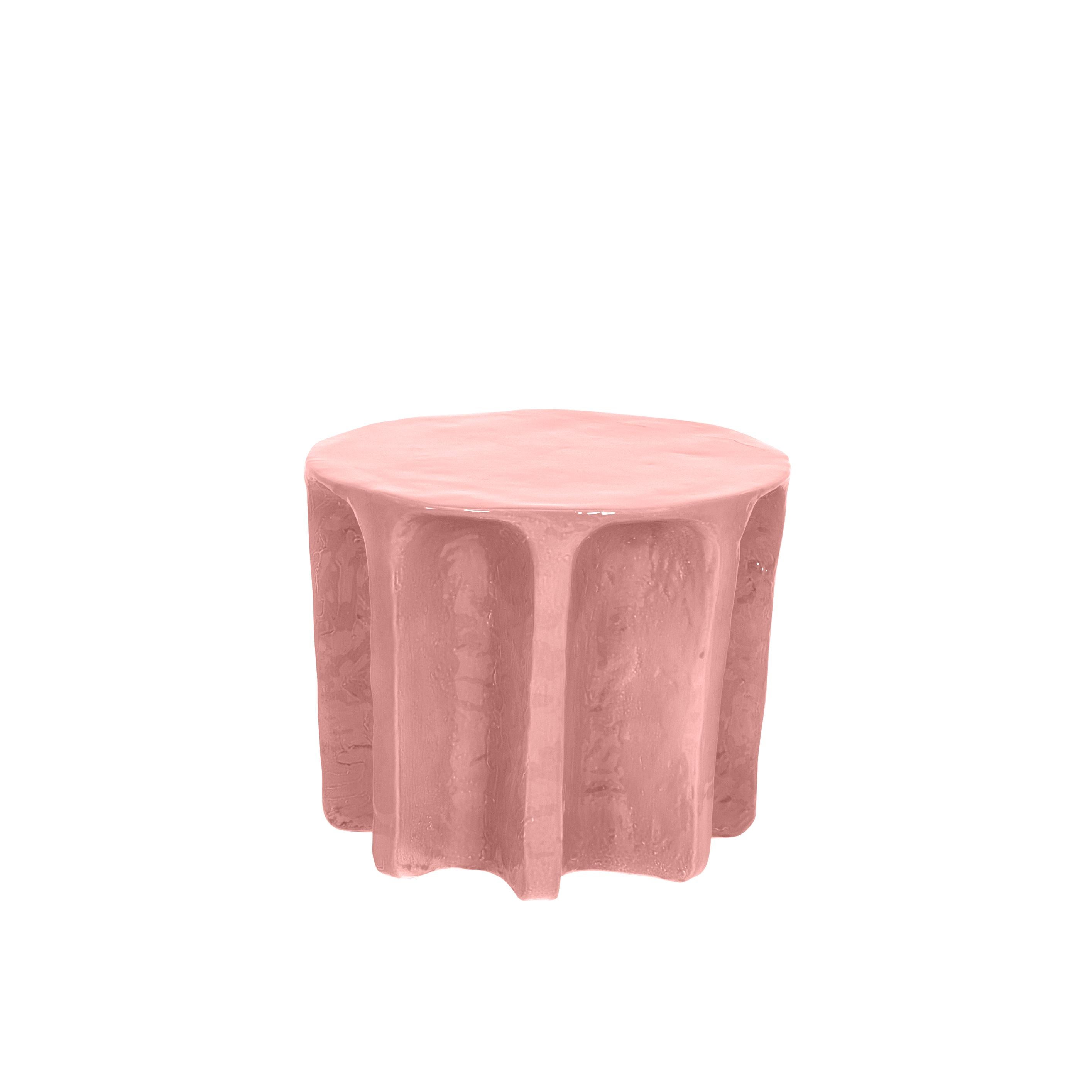Table basse ronde en rosace Chouchou par Pulpo
Dimensions : D 55 x H 45 cm
Matériaux : Céramique

Disponible également en différentes couleurs.

Chouchou porte les contours d'une colonne antique - ce qui, connaissant le designer Lorenzo Zanovello,